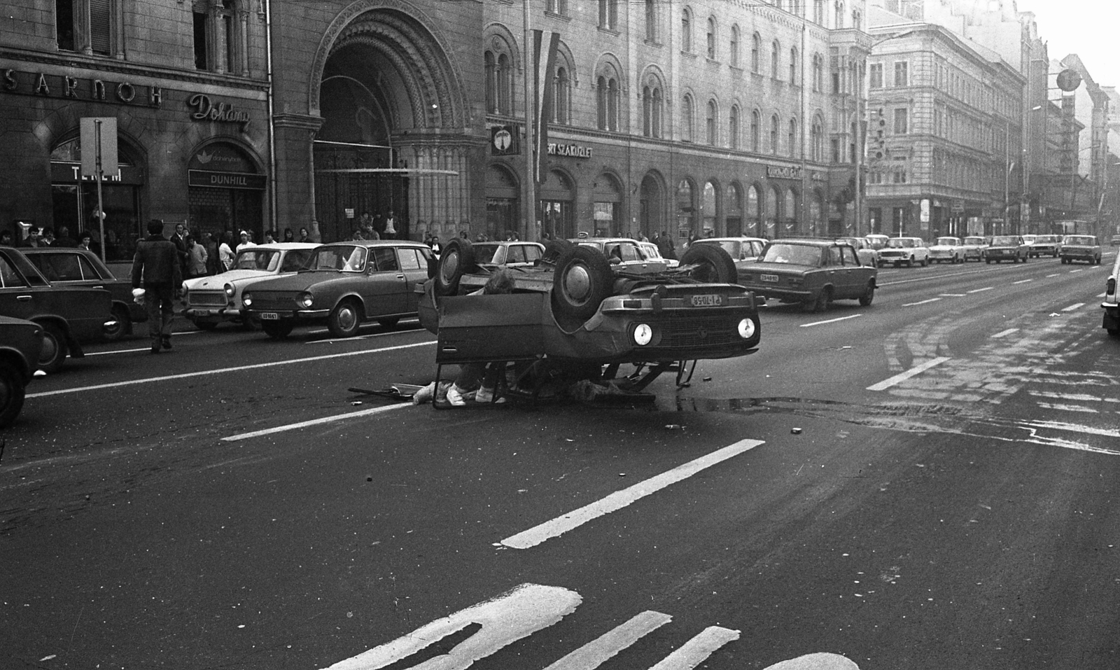 Hungary, Budapest VIII.,Budapest VII., Rákóczi út, baleset a Szövetség utca közelében, balra a Luther-udvar., 1984, Urbán Tamás, accident, pedestrian, Skoda-brand, wreck, Budapest, Fortepan #125182