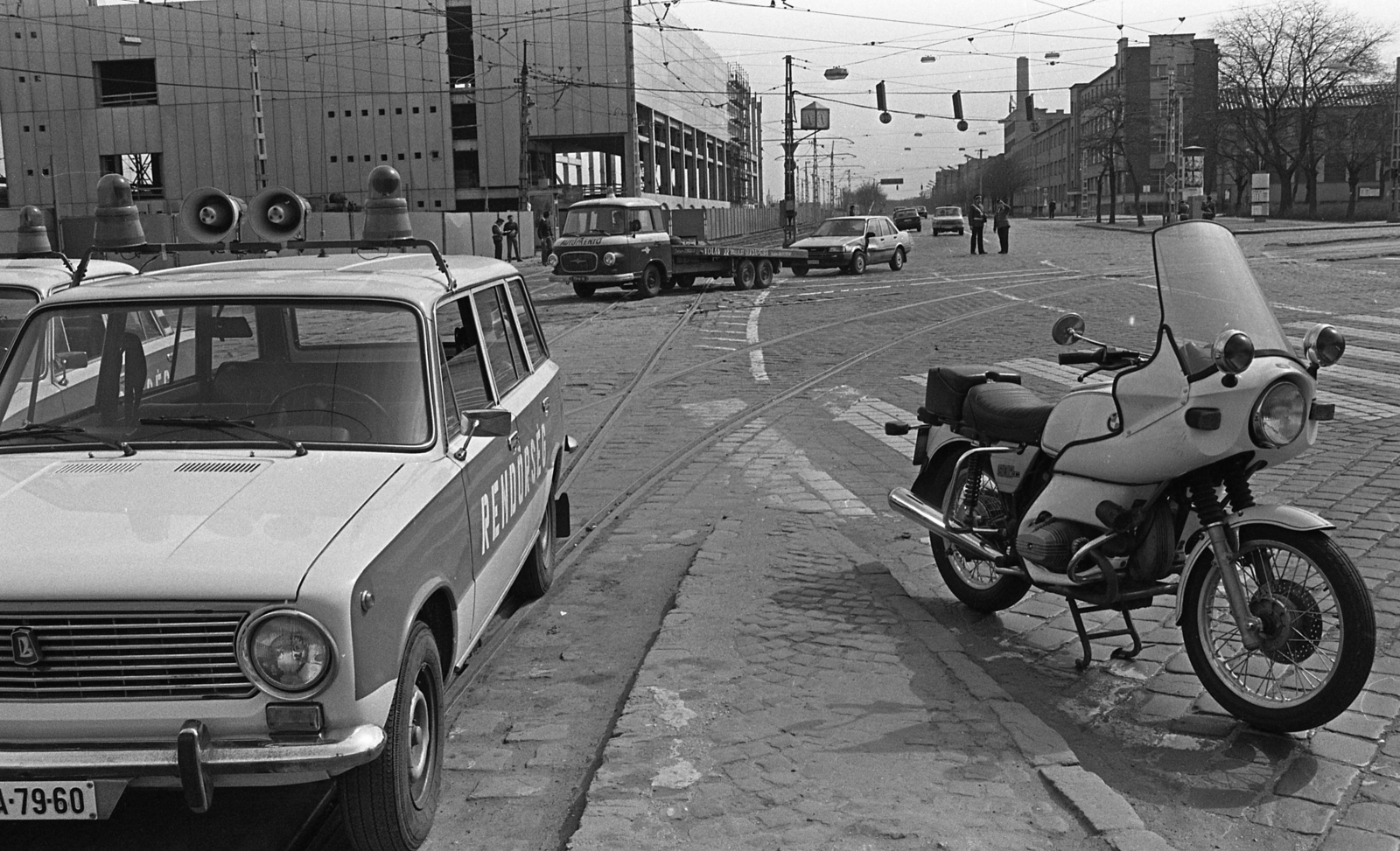 Hungary, Budapest VIII., Orczy tér, szemben a Kőbányai út jobb oldalán a Ganz-MÁVAG., 1984, Urbán Tamás, Barkas-brand, BMW-brand, number plate, Lada 1200 estate, police vehicle, tow truck, Budapest, Toyota-brand, Fortepan #125183