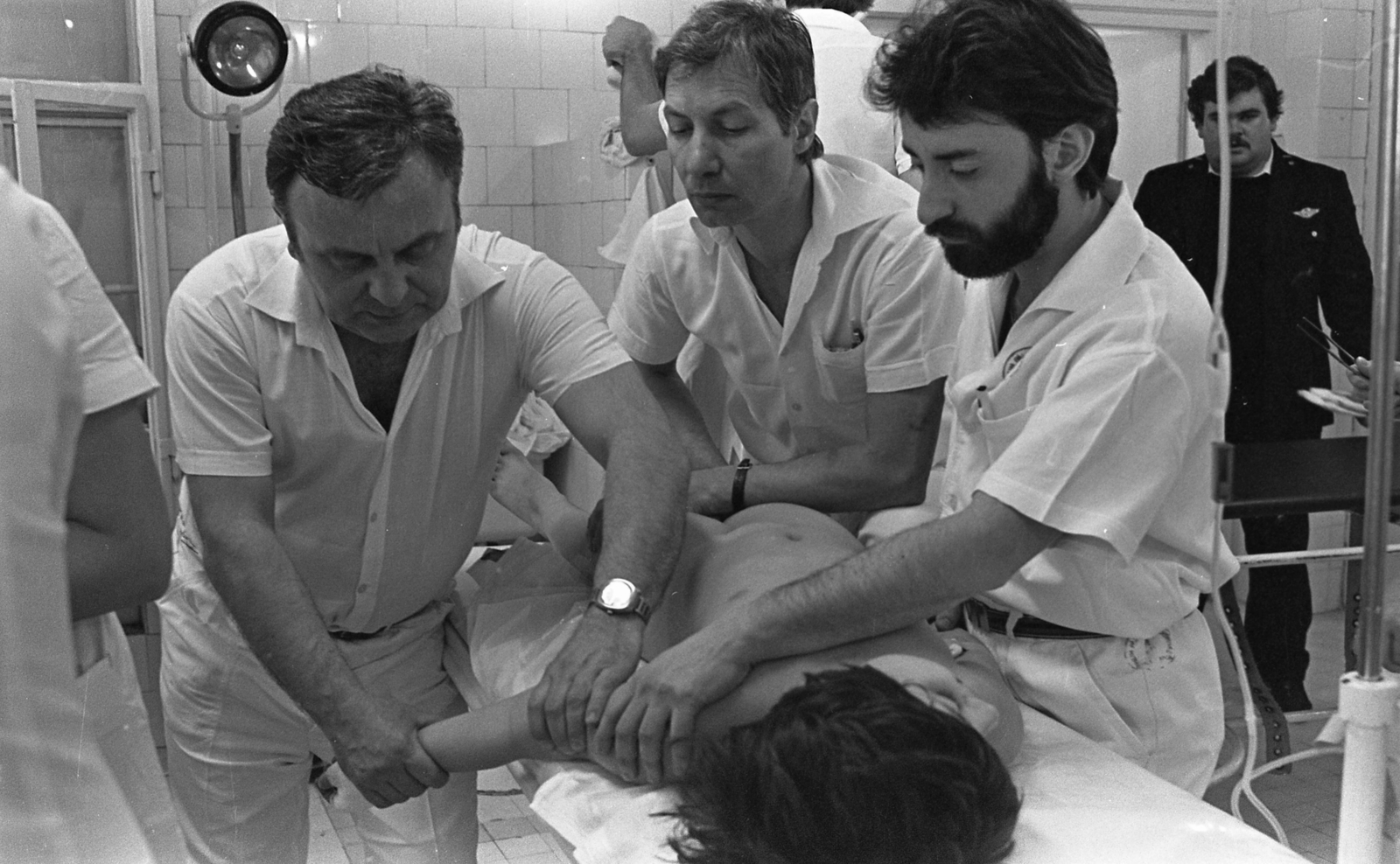 Magyarország, Budapest VIII., Heim Pál Gyermekkórház, baleseti ügyelet, sürgősségi ellátás., 1984, Urbán Tamás, gyógyintézmény, orvos, hordágy, Budapest, mentőápoló, Fortepan #125188