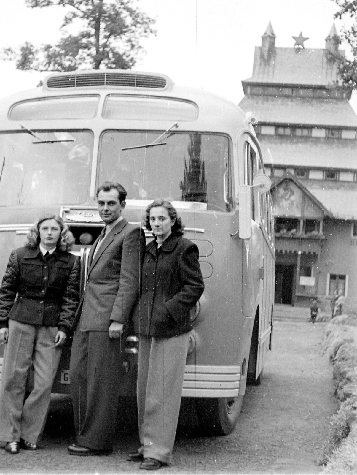 Hungary, Mátraháza, SZOT üdülő (később Pagoda Pihenő Panzió)., 1952, Szent-tamási Mihály, bus, Ikarus-brand, Red Star, István Medgyaszay-design, three people, Fortepan #12519