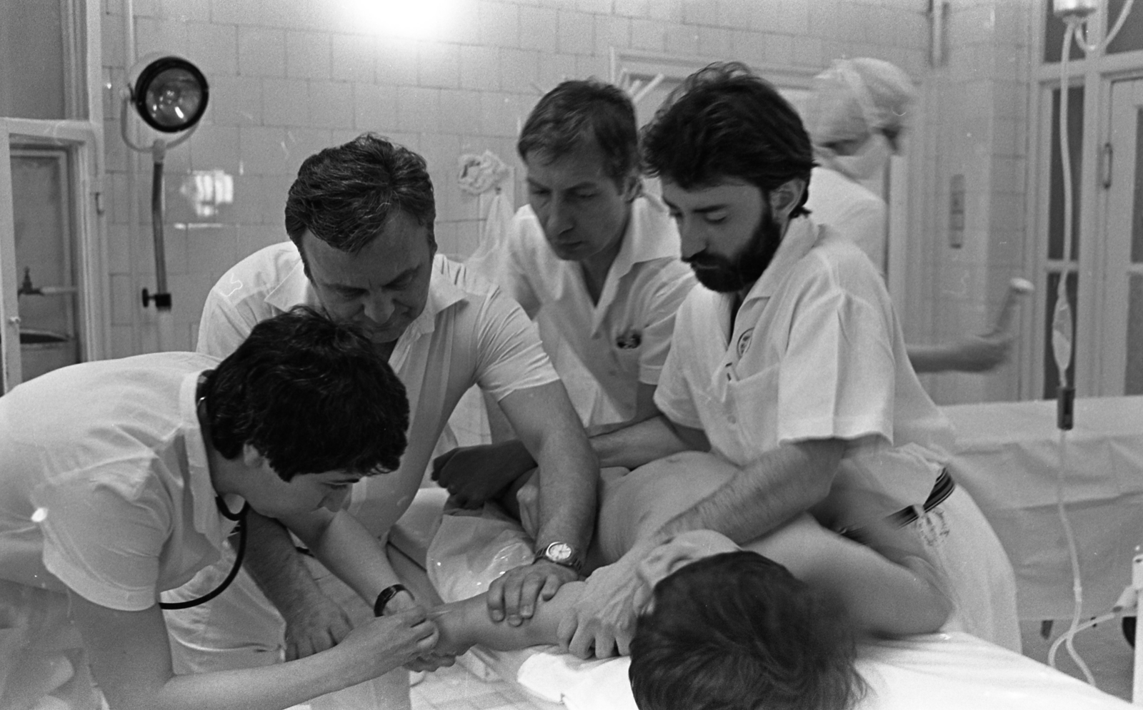 Hungary, Budapest VIII., Heim Pál Gyermekkórház, baleseti ügyelet, sürgősségi ellátás., 1984, Urbán Tamás, medical institution, doctor, Budapest, infusion, Fortepan #125192