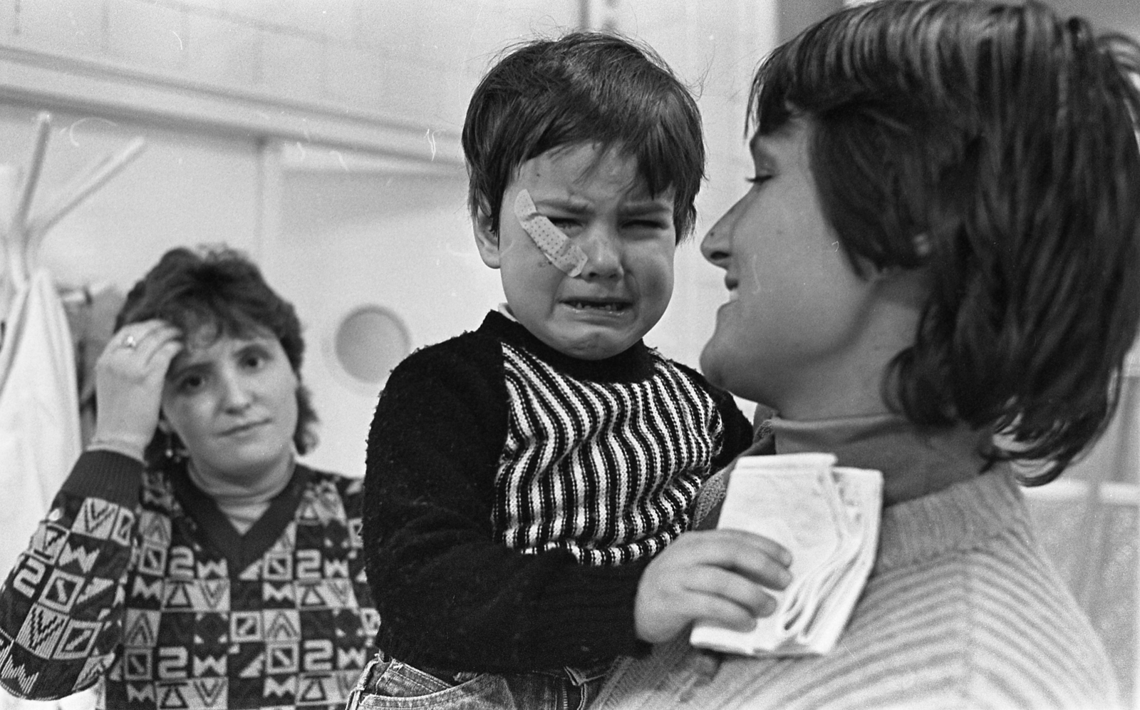 Hungary, Budapest VIII., Heim Pál Gyermekkórház, baleseti ügyelet., 1984, Urbán Tamás, medical institution, crying, Budapest, sticking plaster, Fortepan #125206
