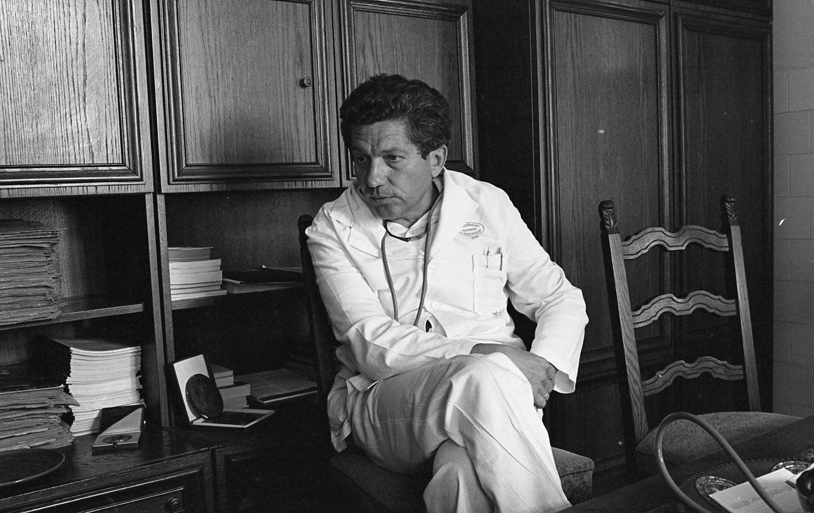 Hungary, 1986, Urbán Tamás, leg over leg, stethoscope, Fortepan #125225