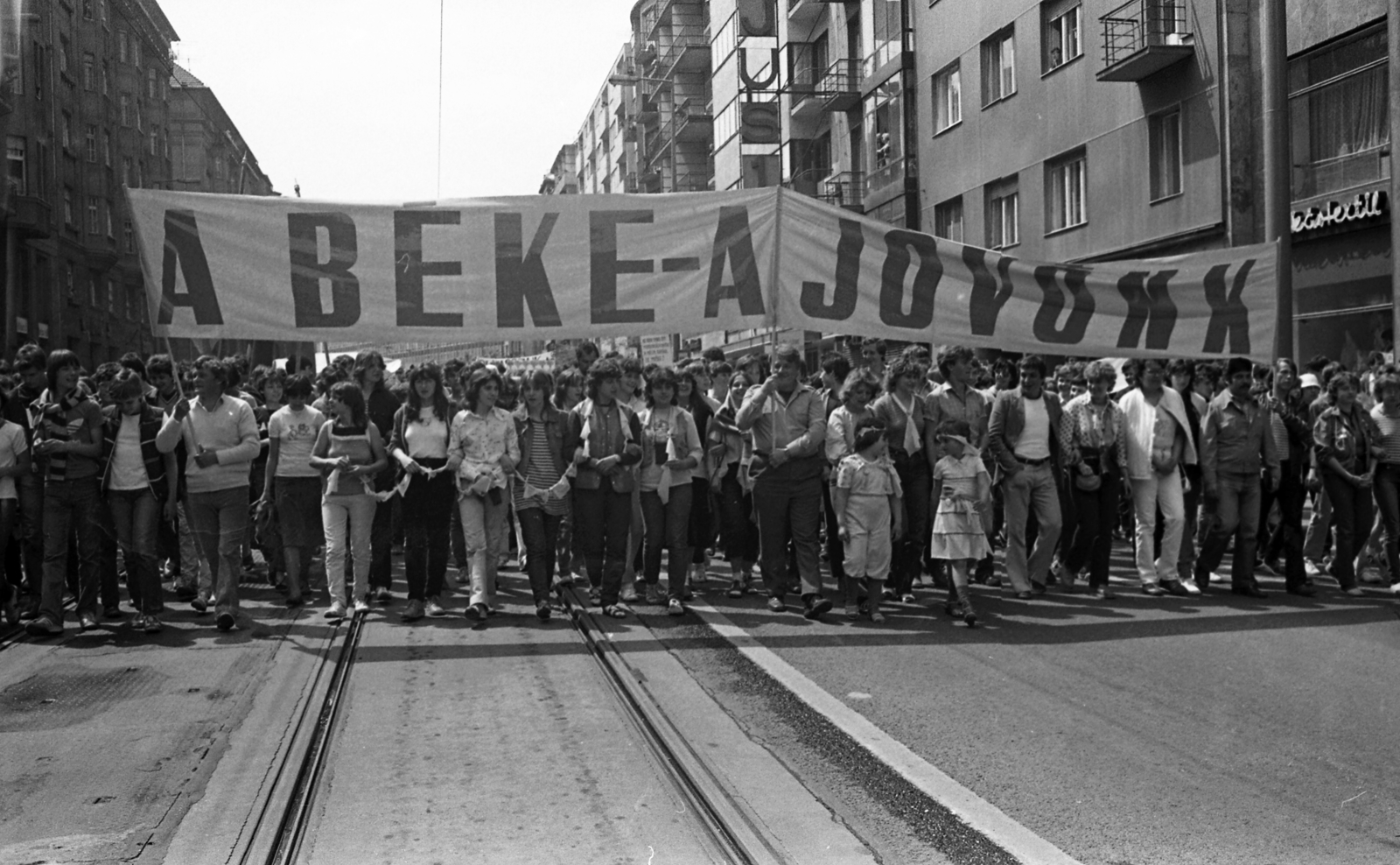 Magyarország, Budapest II., Margit körút (Mártírok útja), békedemonstráció résztvevői a Keleti Károly utcánál., 1983, Urbán Tamás, villamos, sínpálya, Budapest, Lakástextil, Fortepan #125227