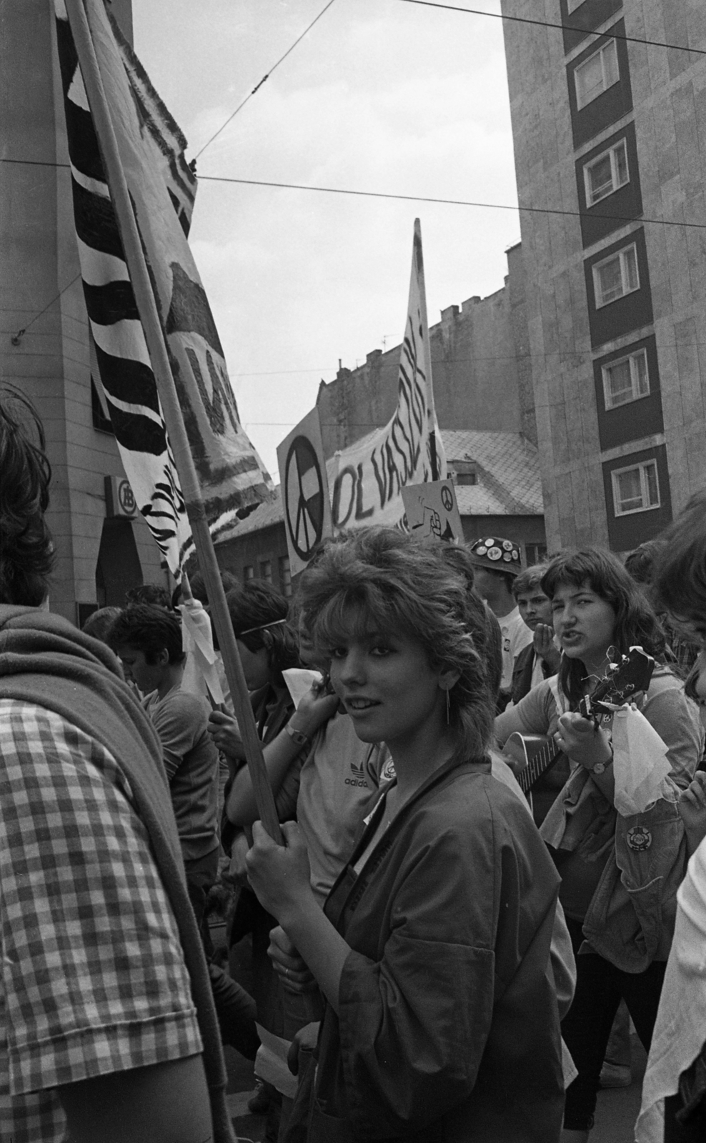 Magyarország, Budapest II., Margit körút (Mártírok útja), békedemonstráció résztvevői a Fekete Sas utcánál., 1983, Urbán Tamás, Budapest, Fortepan #125228