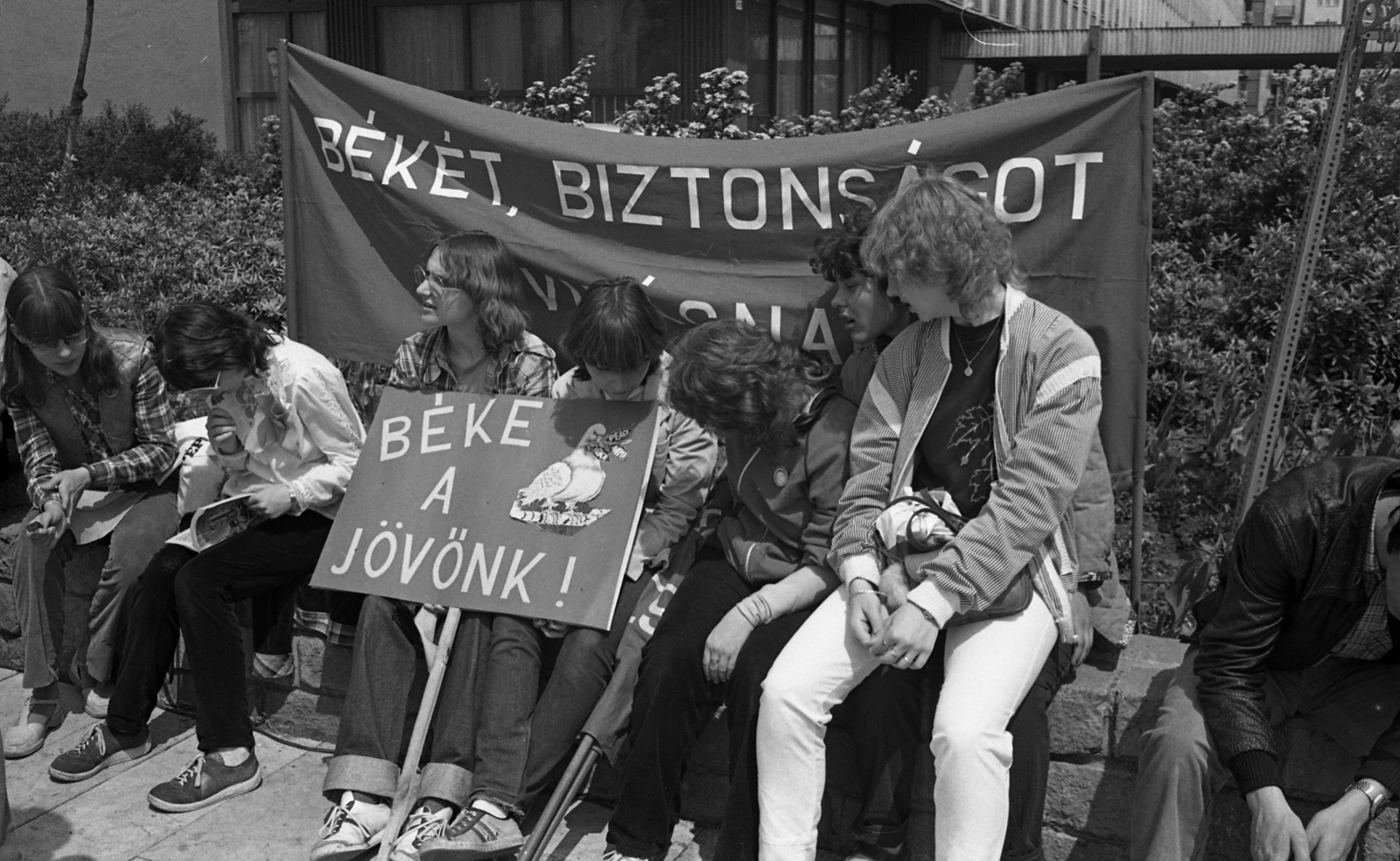 Hungary, Budapest II., Margit körút (Mártírok útja), békedemonstráció résztvevői az Ipari Minisztérium épülete előtt., 1983, Urbán Tamás, Budapest, Fortepan #125230