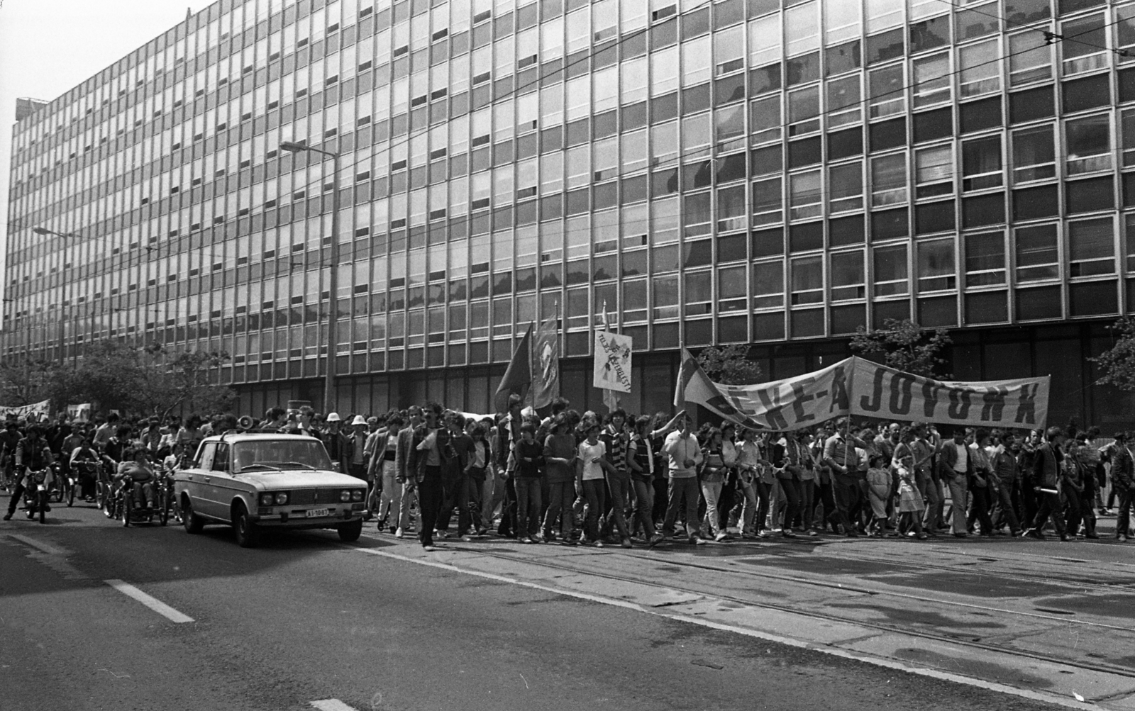 Hungary, Budapest II., Margit körút (Mártírok útja), békedemonstráció résztvevői az Ipari Minisztérium épülete előtt., 1983, Urbán Tamás, motorcycle, Lada-brand, public building, number plate, Budapest, Fortepan #125232