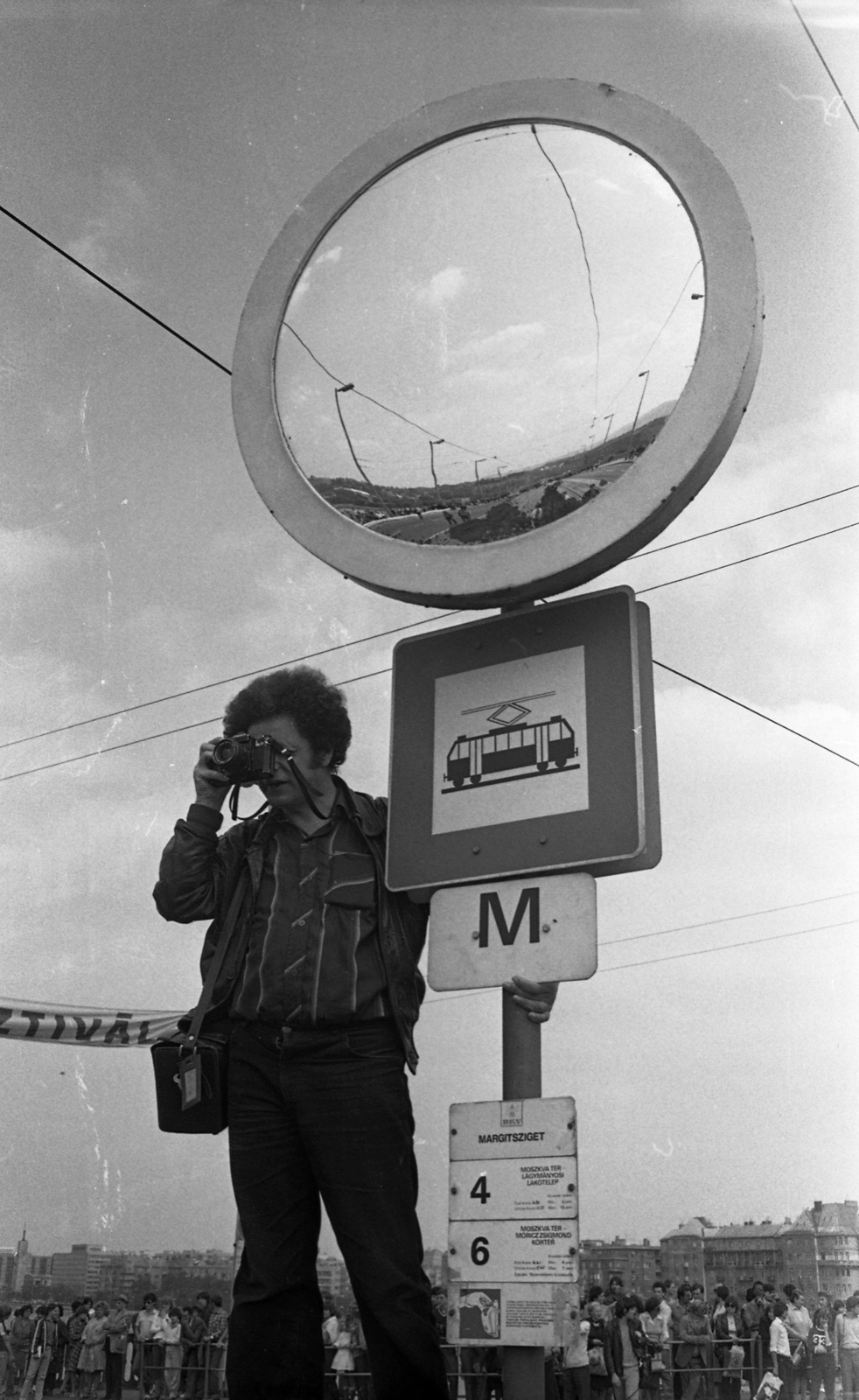 Hungary, Budapest, Margit híd, margitszigeti villamosmegálló. Előtérben Friedmann Endre fotóriporter., 1983, Urbán Tamás, mirror, camera, tram stop, photographer, Budapest, Canon-brand, Fortepan #125234