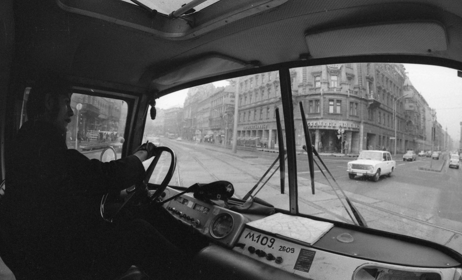 Hungary, Budapest VII., Erzsébet (Lenin) körút - Rákóczi út sarok, a Csemege Áruház / éjjel-nappal közért épülete a Nagykörúti kereszteződésből nézve., 1980, Urbán Tamás, Budapest, Fortepan #125286