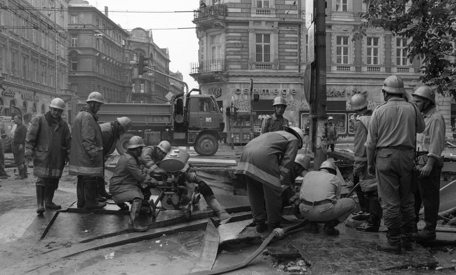 Hungary, Budapest VI.,Budapest VII., Király (Majakovszkij) utca, jobbra a Teréz (Lenin) körút. A felvétel a Nagykörút - Király (Majakovszkij) utcai kereszteződésnél bekövetkezett víz főnyomóvezeték csőtörésekor, 1988. május 19-én készült., 1988, Urbán Tamás, firefighter, Budapest, , Közért Company, Fortepan #125291