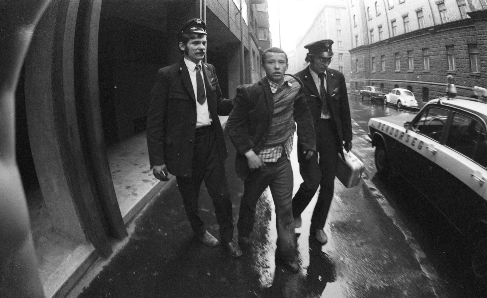 Magyarország, Budapest V., Szalay utca a Nagy Ignác utca felől a Szemere utca felé nézve, balra a V. Kerületi Rendőrkapitányság., 1976, Urbán Tamás, rendőrjármű, Budapest, mentő gépkocsivezető, mentőápoló, betegellátás, Fortepan #125293