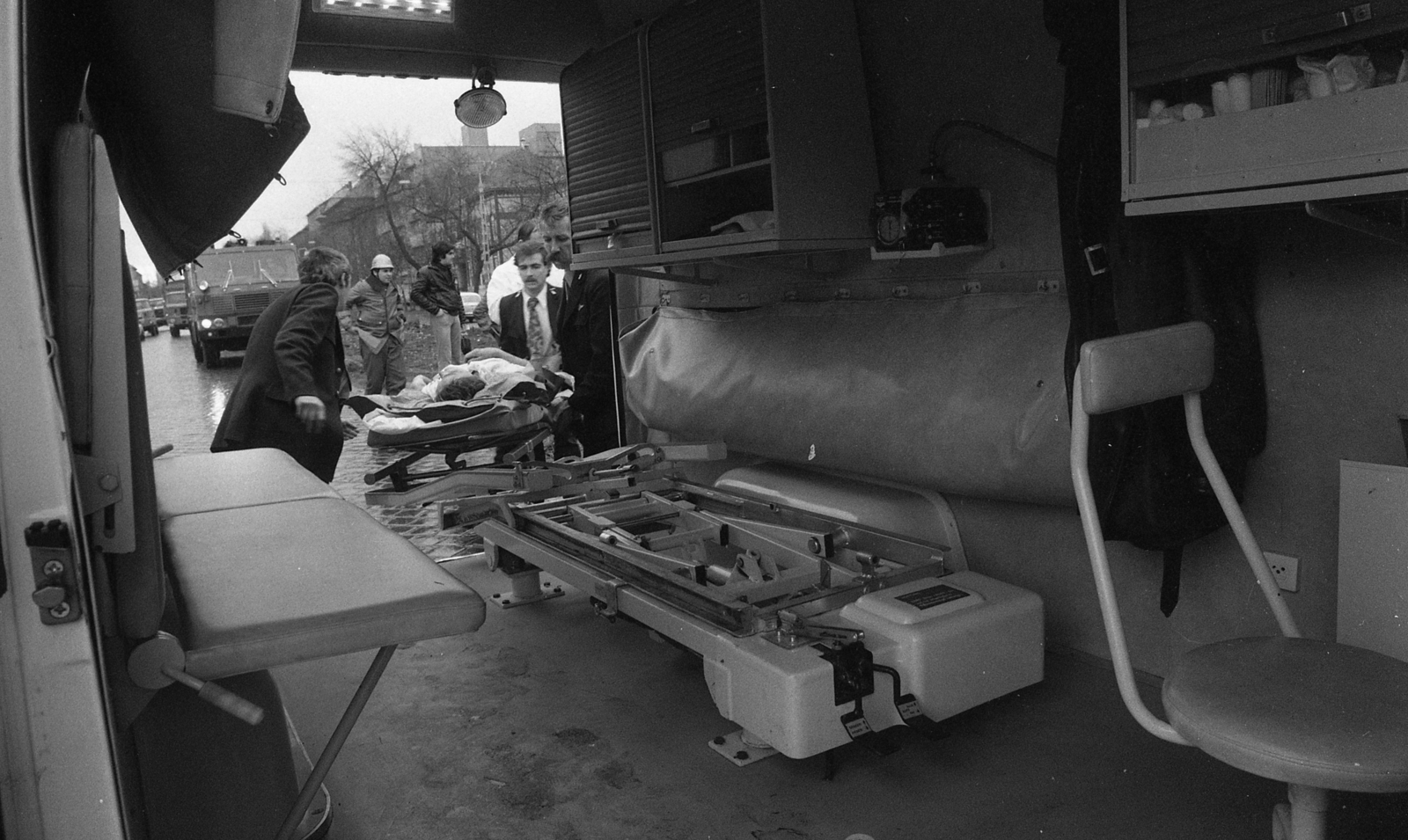 Hungary, Budapest XIII., Váci út a Meder utcától a Mura utca felé nézve, jobbra a KÖJÁL épülete., 1980, Urbán Tamás, barrow, Budapest, ambulance driver, ambulance nurse, Fortepan #125294