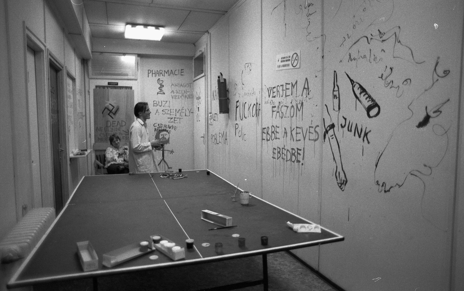 Hungary, Budapest XIII., Róbert Károly körút 82-84., Róbert Károly Körúti Kórház, Narkológia és Alkoholelvonó Osztály, a rehabilitációs munkacsoport faházának folyosója., 1982, Urbán Tamás, medical institution, swastica, table tennis table, Budapest, Fortepan #125315
