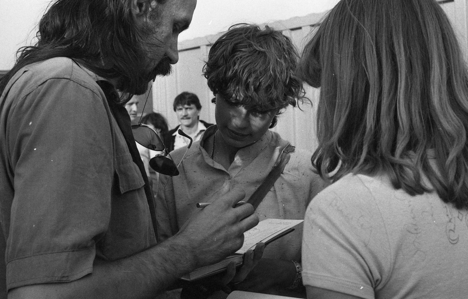 Hungary, Budapest III., Hajógyári-sziget, balra Schuster Lóránt a P. Mobil együttes vezetője. Szuperkoncert 1981. augusztus 22-én. Ekkor készült az Egy nap rock, Sántha László és Árvay Jolán koncert-dokumentumfilmje., 1981, Urbán Tamás, Budapest, long-haired, Fortepan #125326