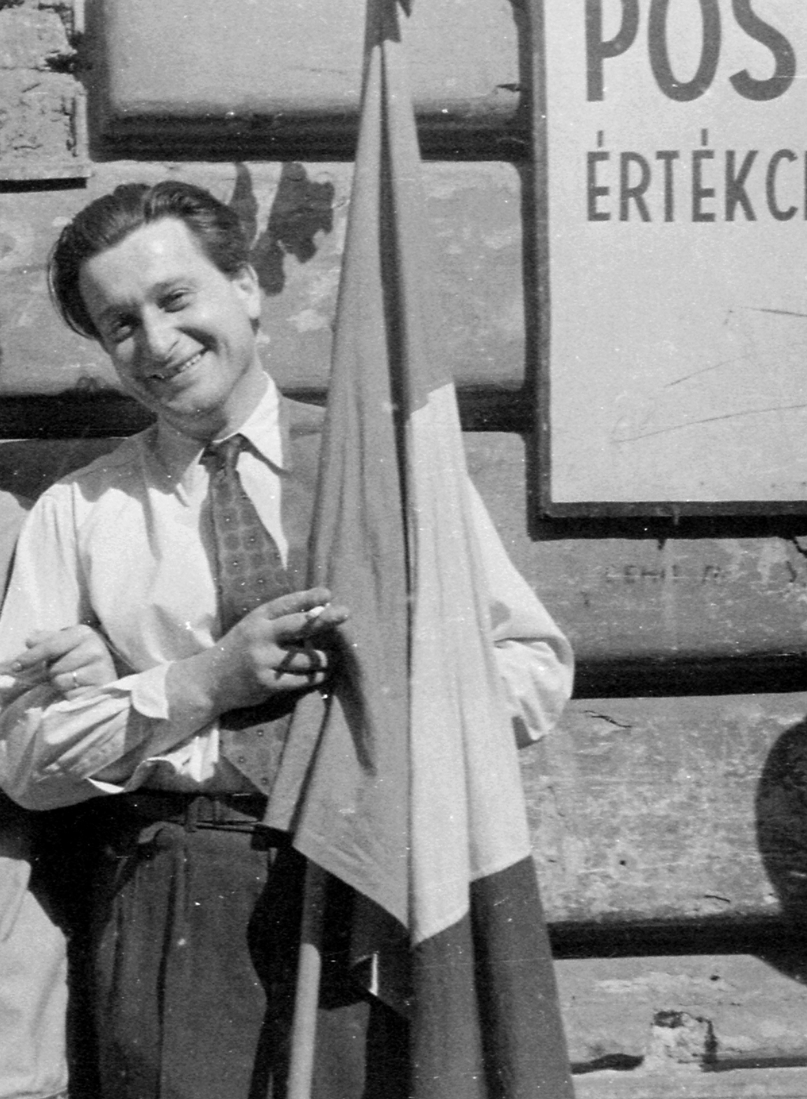 Magyarország, Budapest, 1954, Szent-tamási Mihály, zászló, férfi, mosoly, dohányzás, hajviselet, Fortepan #12536