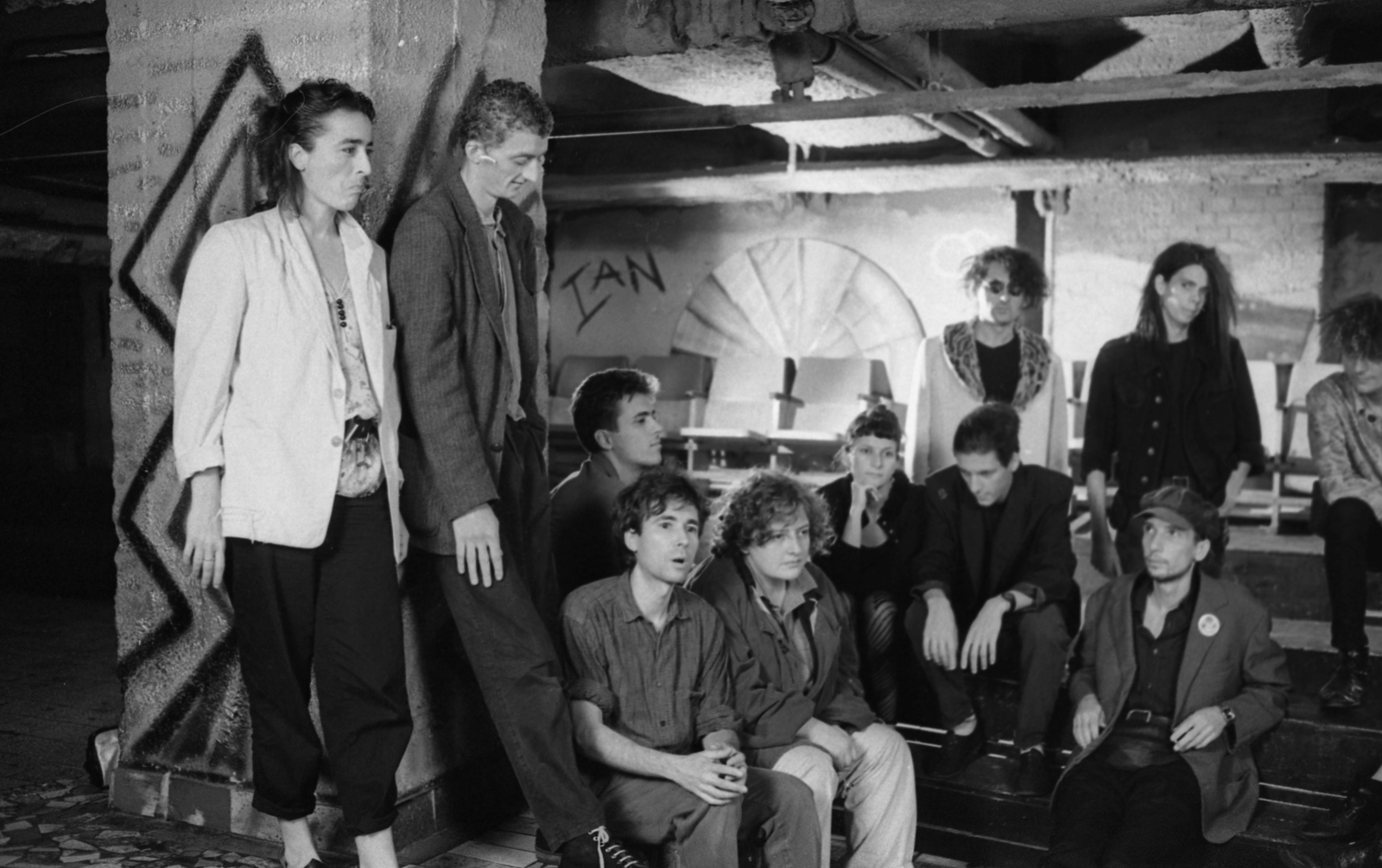 Hungary, Budapest VIII., Golgota út, Fekete Lyuk, alternatív klub a Vörösmarty Művelődési Ház pincéjében. Balról Kamondy Ágnes előadóművész, Kelényi Tódor fesztiválszervező, előttük ülnek a Kampec Dolores tagjai, közülük bal szélen Hajnóczy Árpád. Hátul állnak Király Tamás divattervező és Kilián János punkzenész., 1989, Urbán Tamás, Budapest, regime change, Fortepan #125387