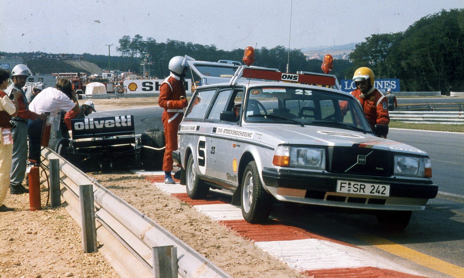 Magyarország, Hungaroring, Mogyoród, Formula-1 első magyar nagydíj, a Brabham-BMW csapat versenyautóját mentik a pálya széléről., 1986, Urbán Tamás, színes, Volvo-márka, Forma-1, Olivetti-márka, Fortepan #125403