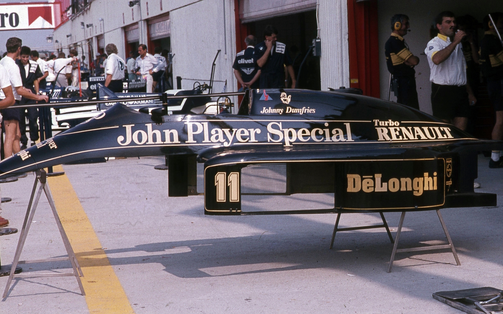 Hungary, Hungaroring, Mogyoród, Formula-1 első magyar nagydíj. A felvétel Lotus-Renault csapat boxa előtt készült, Johnny Dumfries versenyautójának karosszériája., 1986, Urbán Tamás, colorful, Formula-1, Fortepan #125407