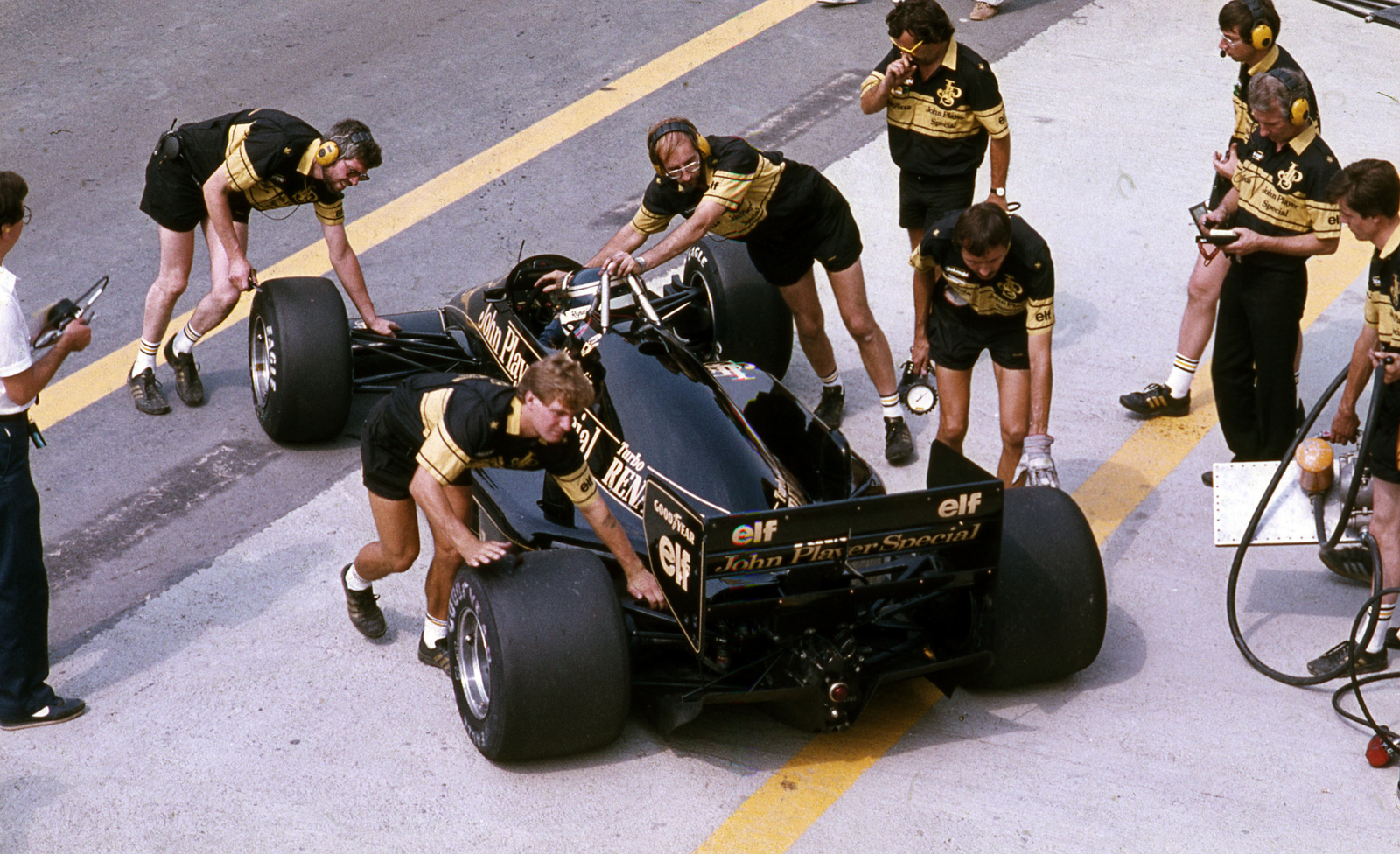 Hungary, Hungaroring, Mogyoród, Formula-1 első magyar nagydíj, a Lotus-Renault csapat boxa előtt Johnny Dumfries ül versenyautójában., 1986, Urbán Tamás, colorful, Formula-1, Fortepan #125420