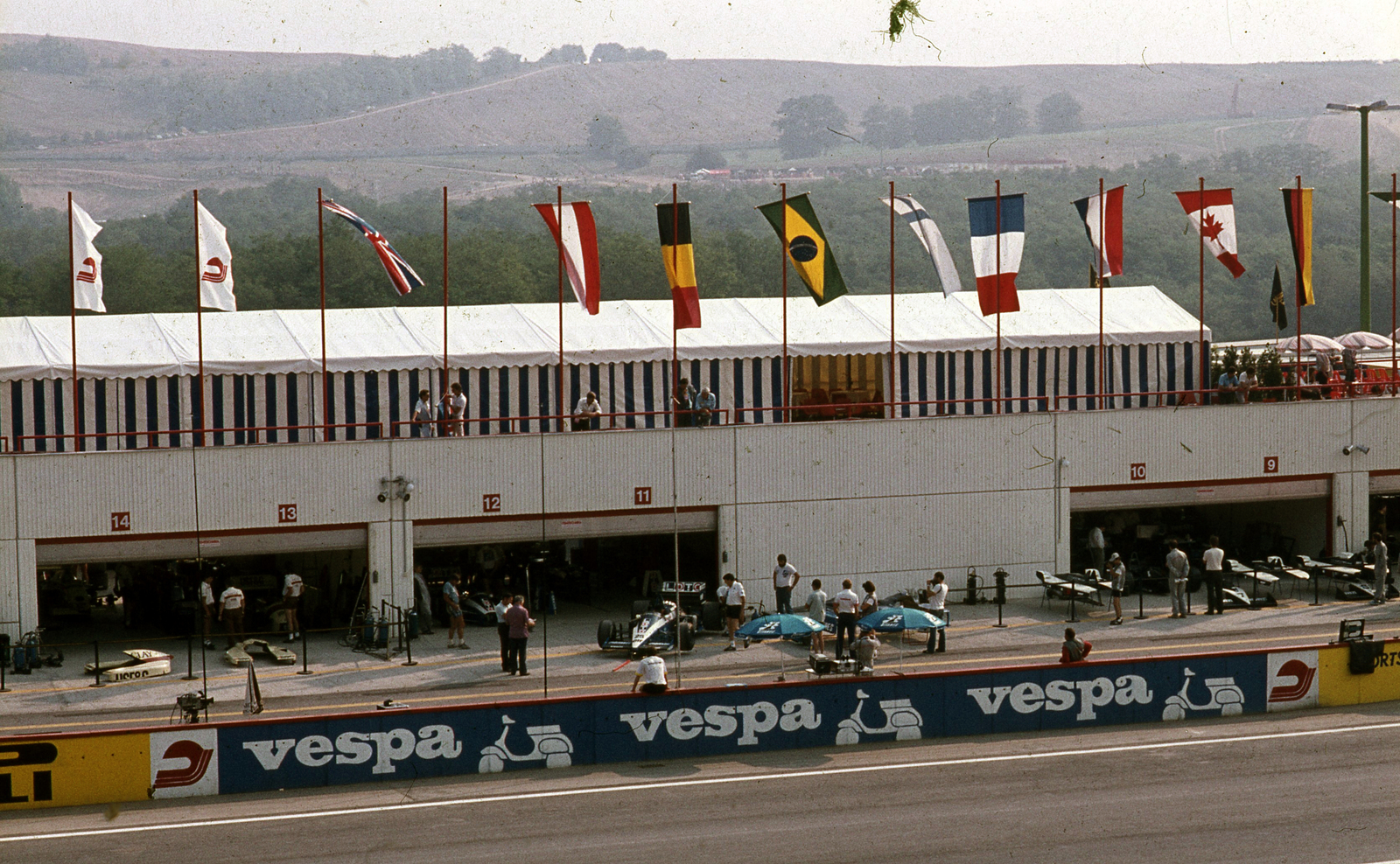 Magyarország, Hungaroring, Mogyoród, Formula-1 első magyar nagydíj., 1986, Urbán Tamás, színes, Vespa-márka, Forma-1, Fortepan #125442