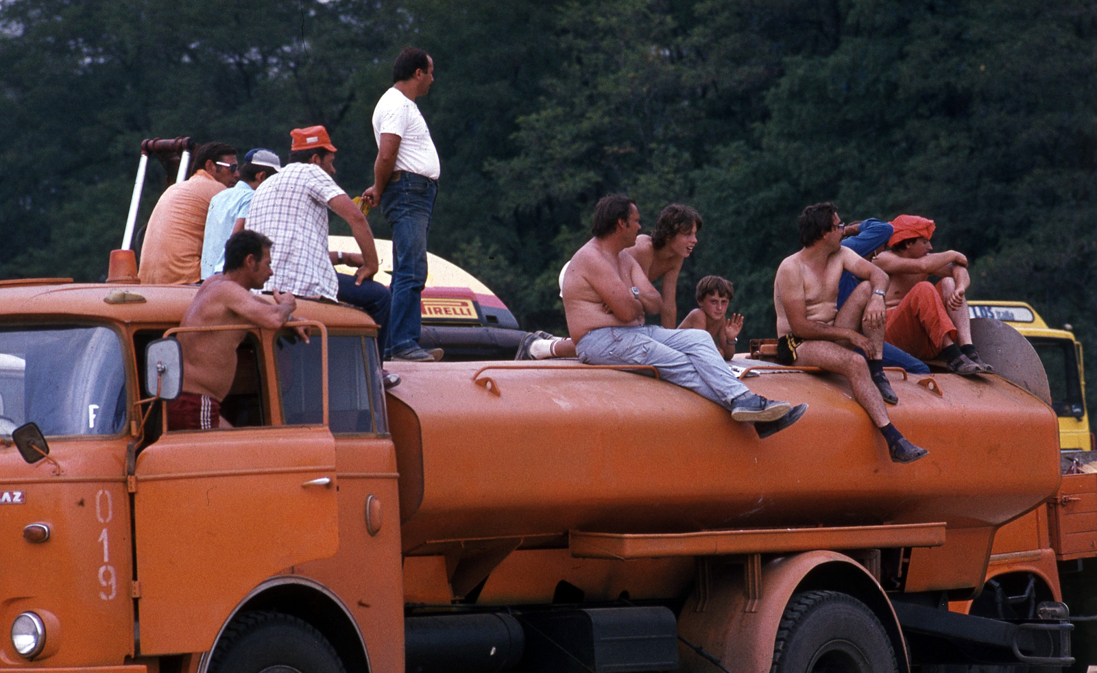 Hungary, Hungaroring, Mogyoród, Formula-1 első magyar nagydíj, pályakarbantartók., 1986, Urbán Tamás, Czechoslovak brand, Skoda Liaz-brand, tanker, half-naked, sitting on a car, standing on a car, Formula-1, Fortepan #125445