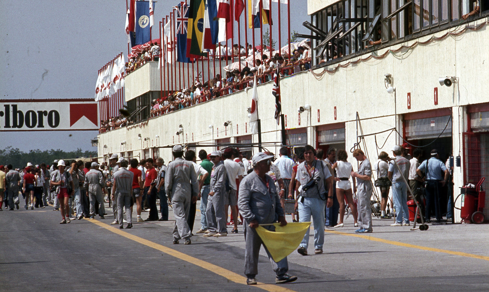 Hungary, Hungaroring, Mogyoród, Formula-1 első magyar nagydíj, boxutca., 1986, Urbán Tamás, colorful, Formula-1, Marlboro-brand, Fortepan #125457