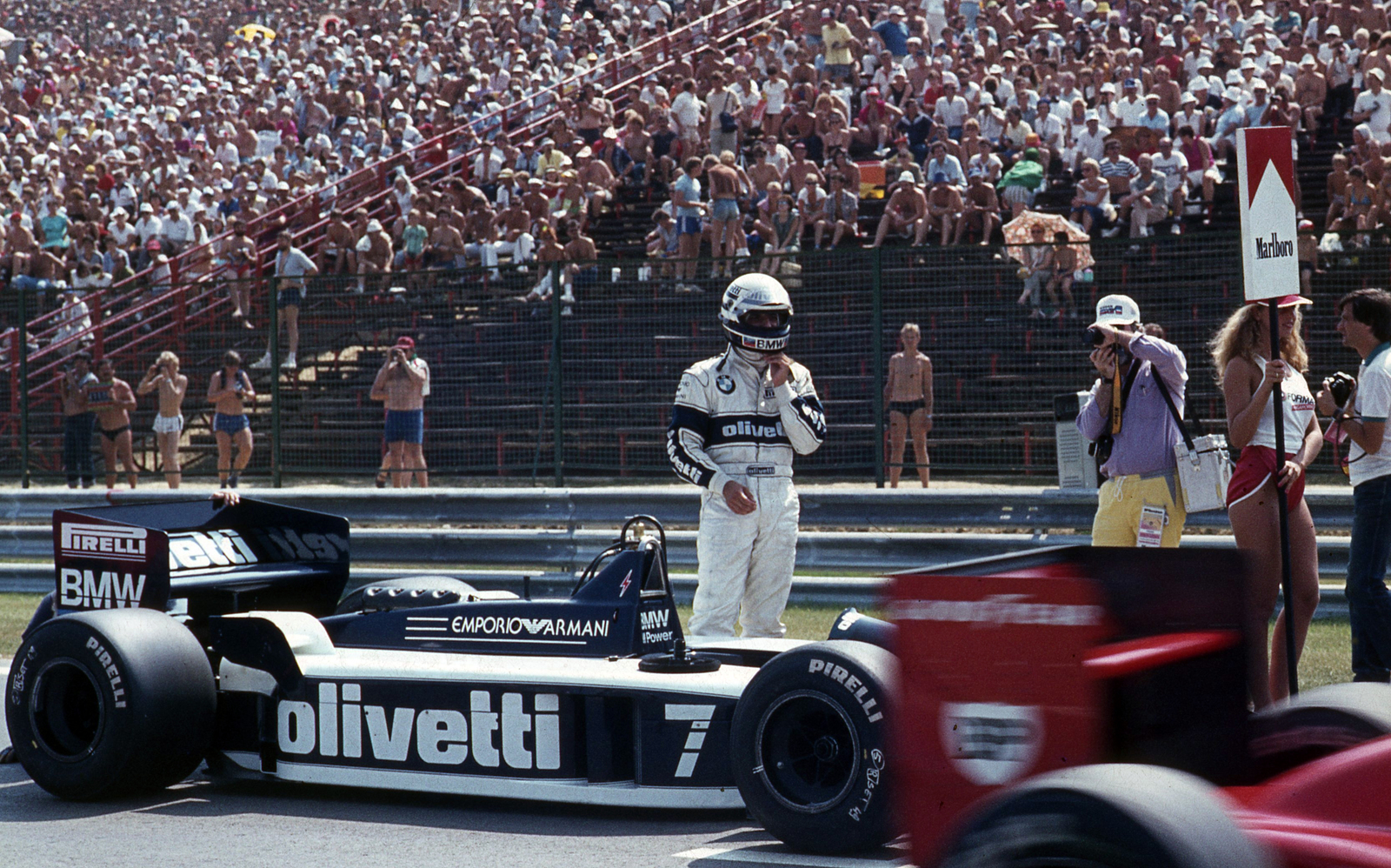 Hungary, Hungaroring, Mogyoród, Formula-1 első magyar nagydíj, Riccardo Patrese, a Brabham-BMW csapat versenyzője a rajt előtt., 1986, Urbán Tamás, colorful, Pirelli-brand, Formula-1, Olivetti-brand, Armani-brand, Fortepan #125460