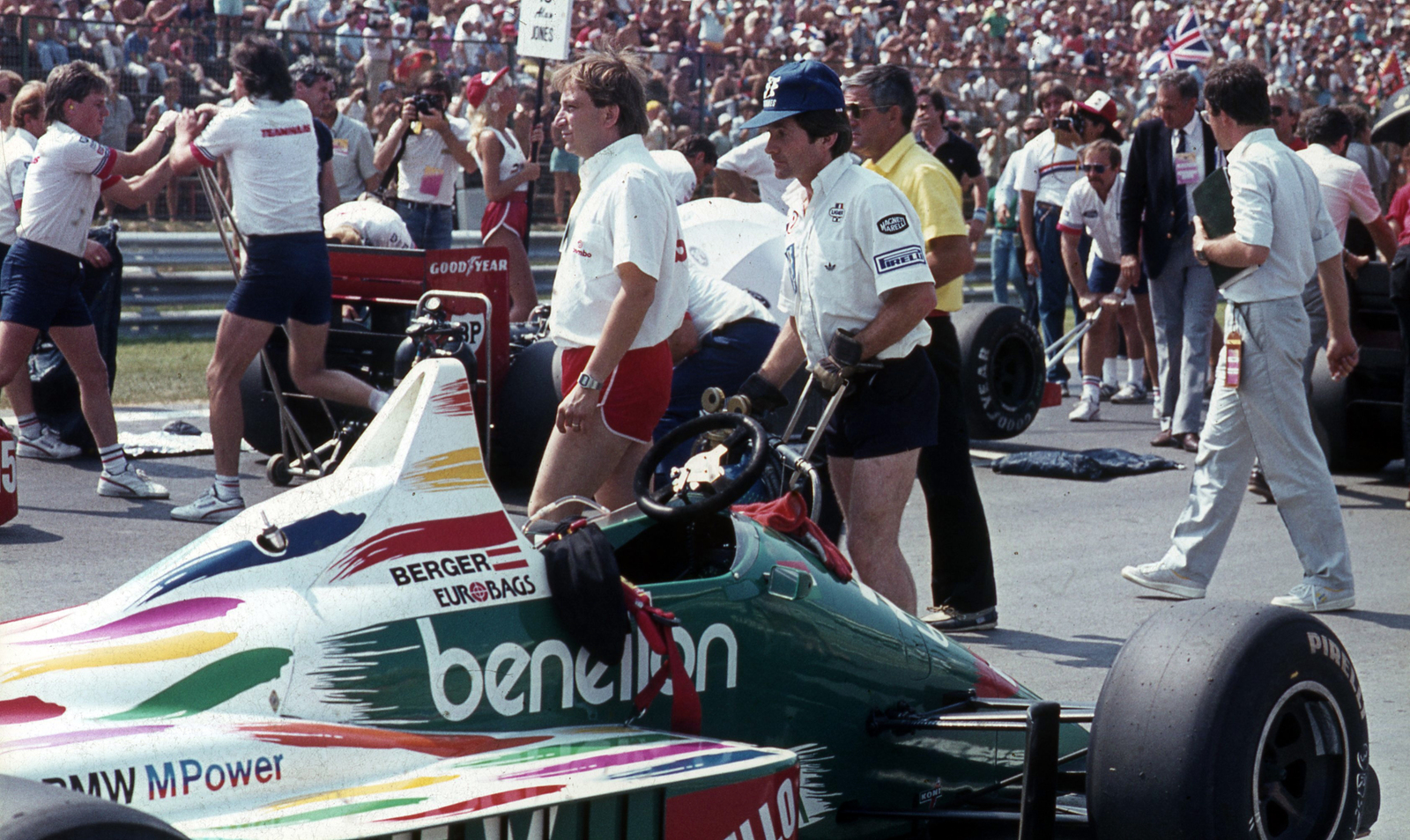 Hungary, Hungaroring, Mogyoród, Formula-1 első magyar nagydíj, a rajtrácson a Benetton-BMW csapat, Gerhard Berger versenyautója., 1986, Urbán Tamás, colorful, Pirelli-brand, Formula-1, Benetton-brand, Fortepan #125462