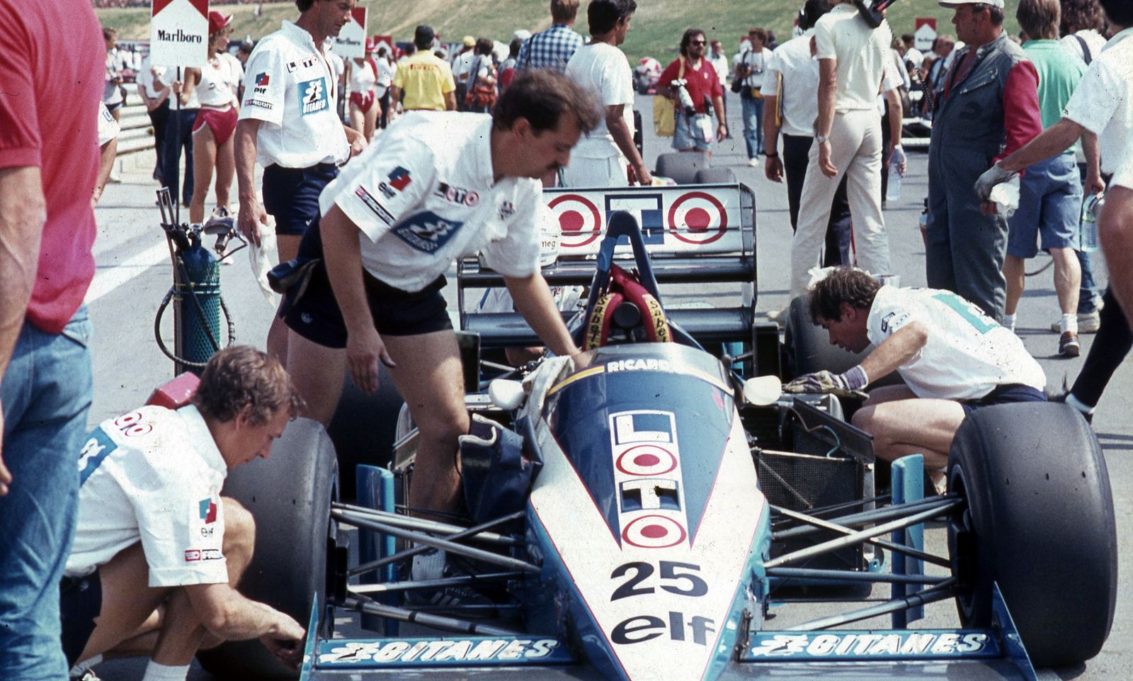 Hungary, Hungaroring, Mogyoród, Formula-1 első magyar nagydíj, a rajtrácson a Ligier-Renault csapat, René Arnoux versenyautója., 1986, Urbán Tamás, colorful, Formula-1, Fortepan #125464