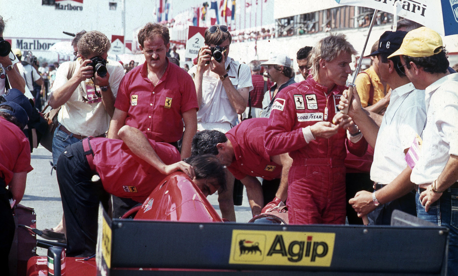 Hungary, Hungaroring, Mogyoród, Formula-1 első magyar nagydíj, Stefan Johansson, a Ferrari csapat tagja a rajt előtt., 1986, Urbán Tamás, colorful, Agip-brand, Ferrari-brand, Goodyear-brand, Formula-1, Fortepan #125465