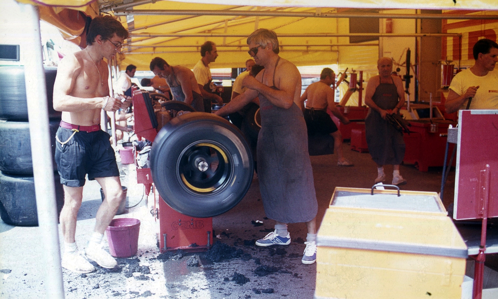 Hungary, Hungaroring, Mogyoród, Formula-1 első magyar nagydíj, gumicentirozás., 1986, Urbán Tamás, colorful, Formula-1, Fortepan #125472