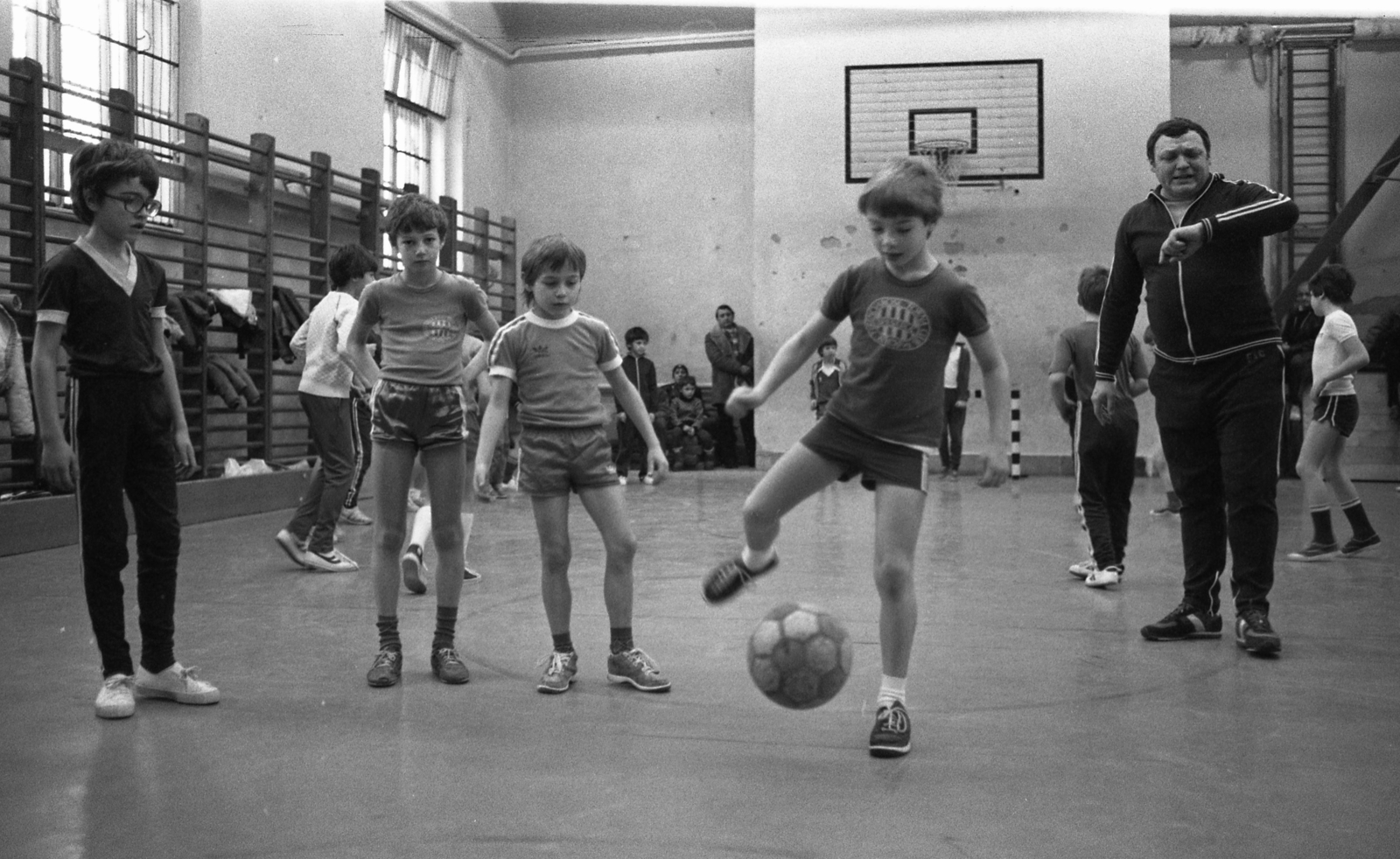 Hungary, Budapest IX., az FTC kezdő labdarúgó tanfolyama iskolás korúaknak., 1986, Urbán Tamás, Budapest, Fortepan #125482