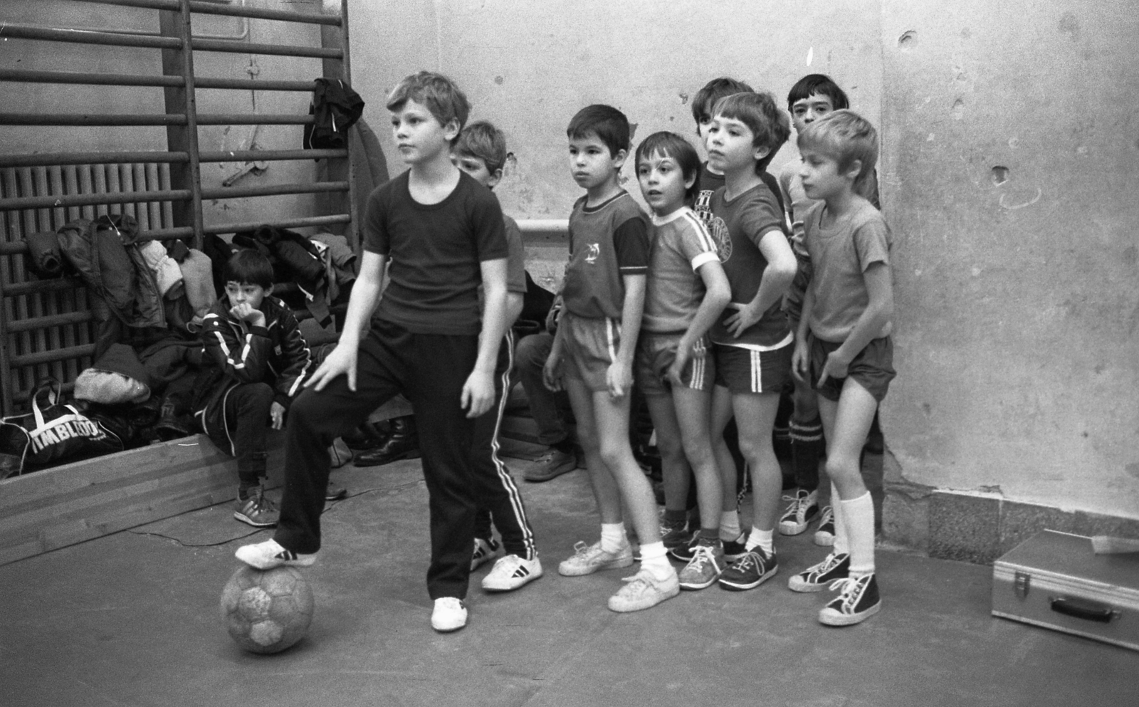 Hungary, Budapest IX., az FTC kezdő labdarúgó tanfolyama iskolás korúaknak., 1986, Urbán Tamás, kids, boys, sneakers, ball, Budapest, Fortepan #125484
