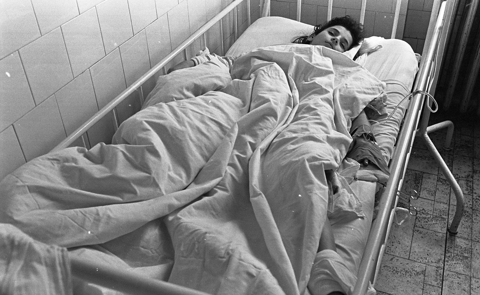 Hungary, Budapest, a Szabadsághegyi Gyermekgyógyintézet egyik intézménye., 1982, Urbán Tamás, medical institution, bed, tile, infusion, Fortepan #125496