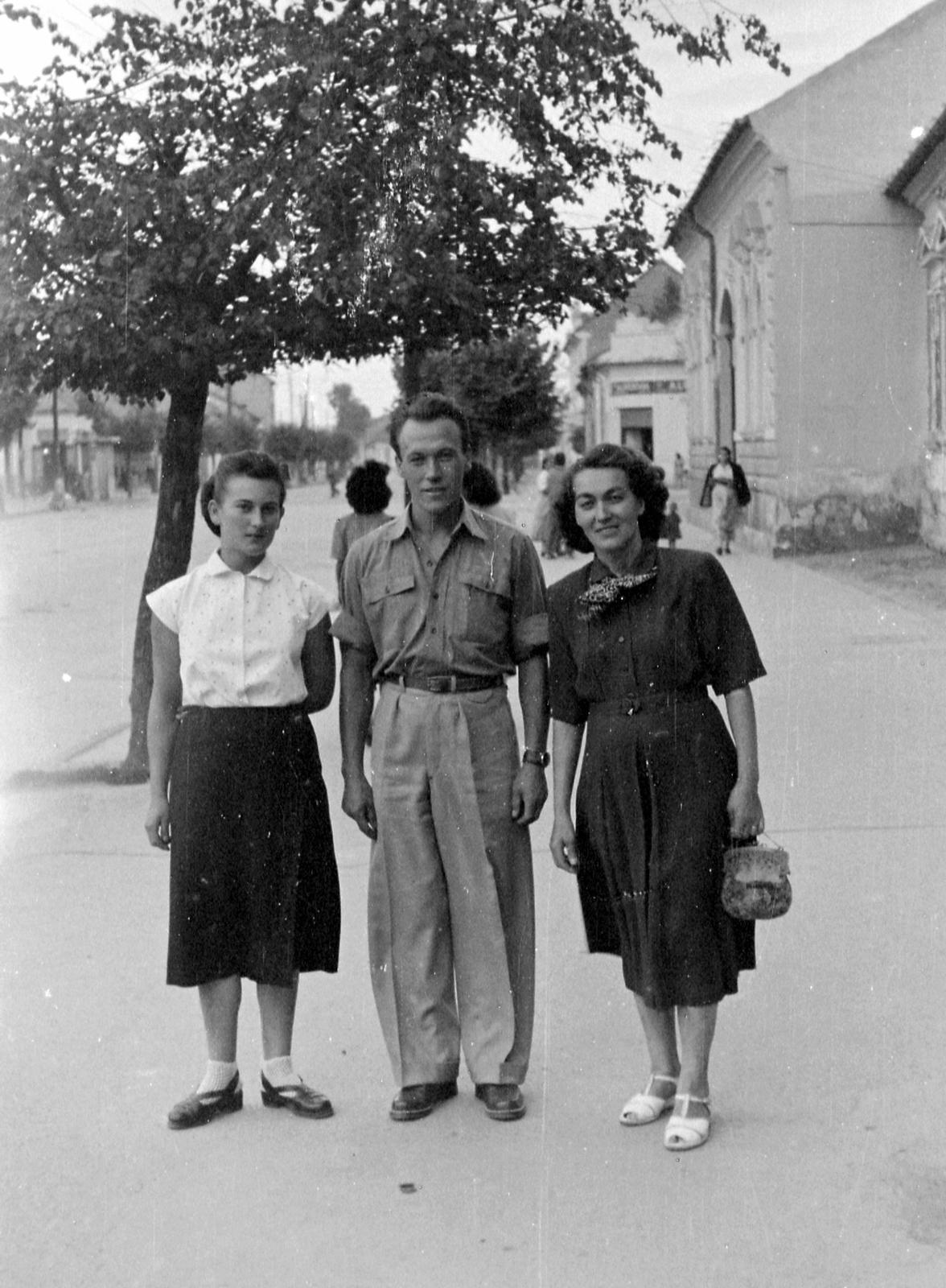Romania, 1954, Szent-tamási Mihály, family, man, wrist watch, belt, women, summer dresses, Fortepan #12551