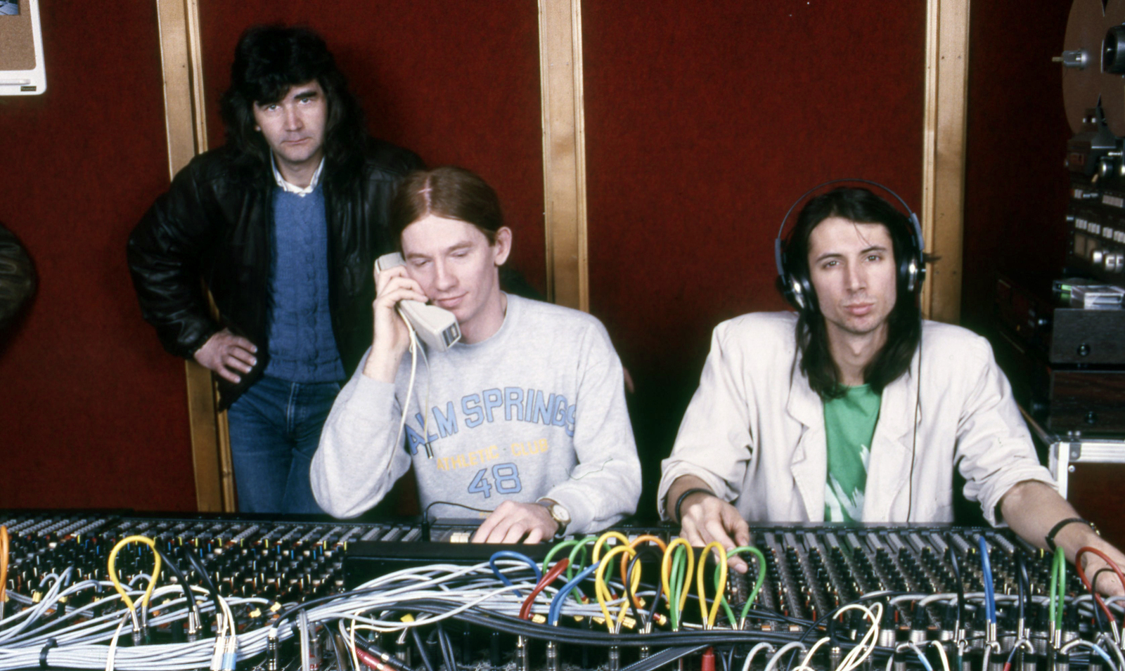 Magyarország, Budapest III., Rókahegyi út 25., Tom-Tom stúdió, bal szélen Vida Ferenc, jobb oldalon Gyurik Lajos a Lord együttes tagjai. Középen Dorozsmai Péter a stúdió alapítója, hangmérnök., 1990, Urbán Tamás, színes, keverőpult, Budapest, hosszúhajú, Fortepan #125511