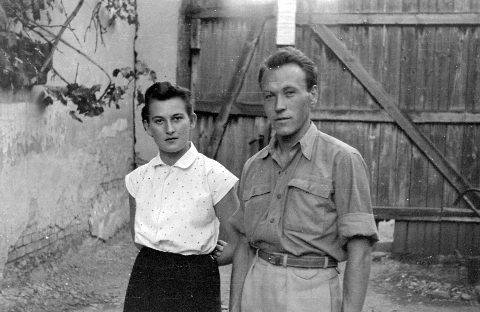 Romania, 1954, Szent-tamási Mihály, gate, skirt, belt, blouse, belt, Fortepan #12552