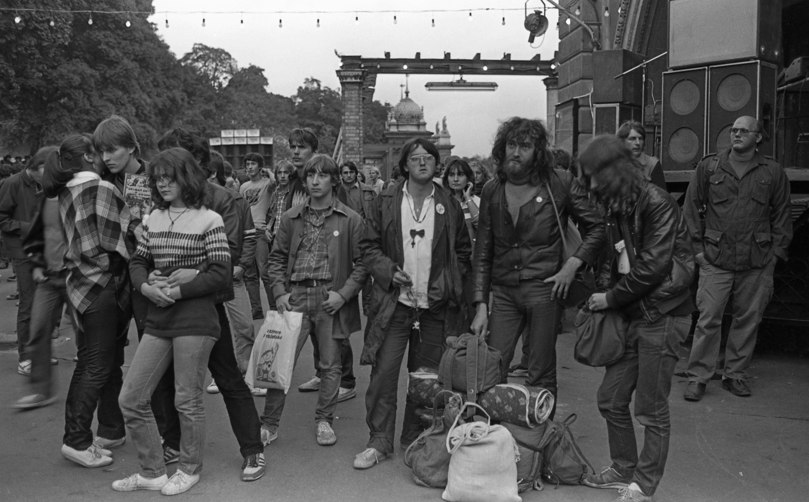 Hungary, Budapest I., Várkert Bazár, Budai Ifjúsági Park, a parkbúcsúztató koncertre várakozók. Jobb oldalon szemüveggel Riskó Géza újságíró., 1984, Urbán Tamás, Budapest, Fortepan #125529