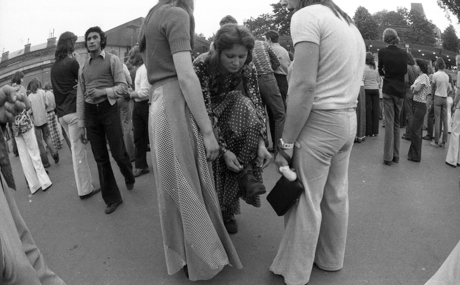 Hungary, Budapest I., Várkert Bazár, Budai Ifjúsági Park., 1976, Urbán Tamás, Budapest, tie shoe laces, Fortepan #125532