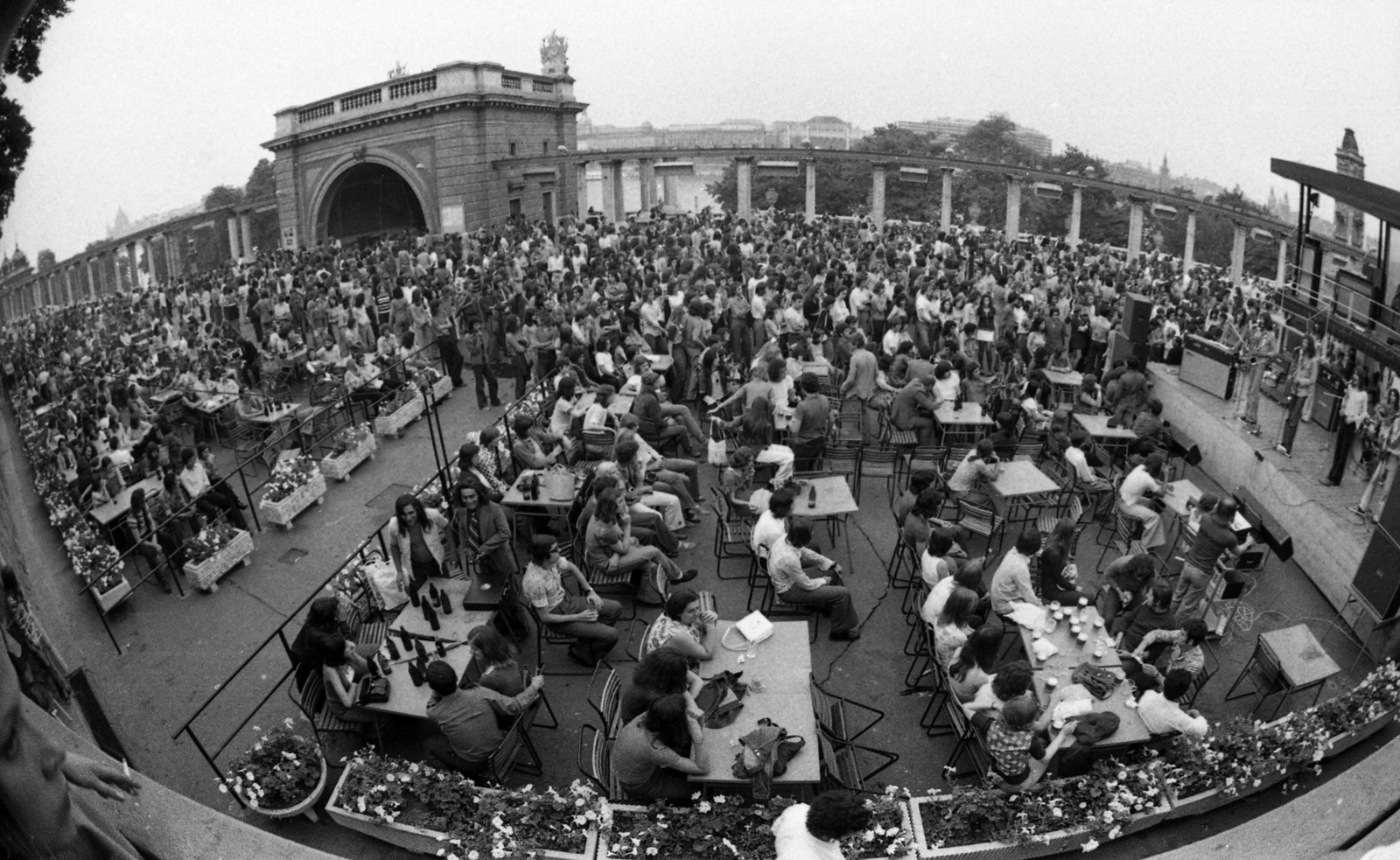 Hungary, Budapest I., Várkert Bazár, Budai Ifjúsági Park, a színpadon az M7 együttes., 1976, Urbán Tamás, Budapest, Fortepan #125537