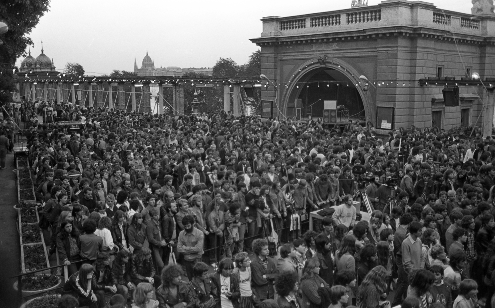 Hungary, Budapest I., Várkert Bazár, Budai Ifjúsági Park, a parkbúcsúztató koncert közönsége., 1984, Urbán Tamás, Budapest, Fortepan #125539