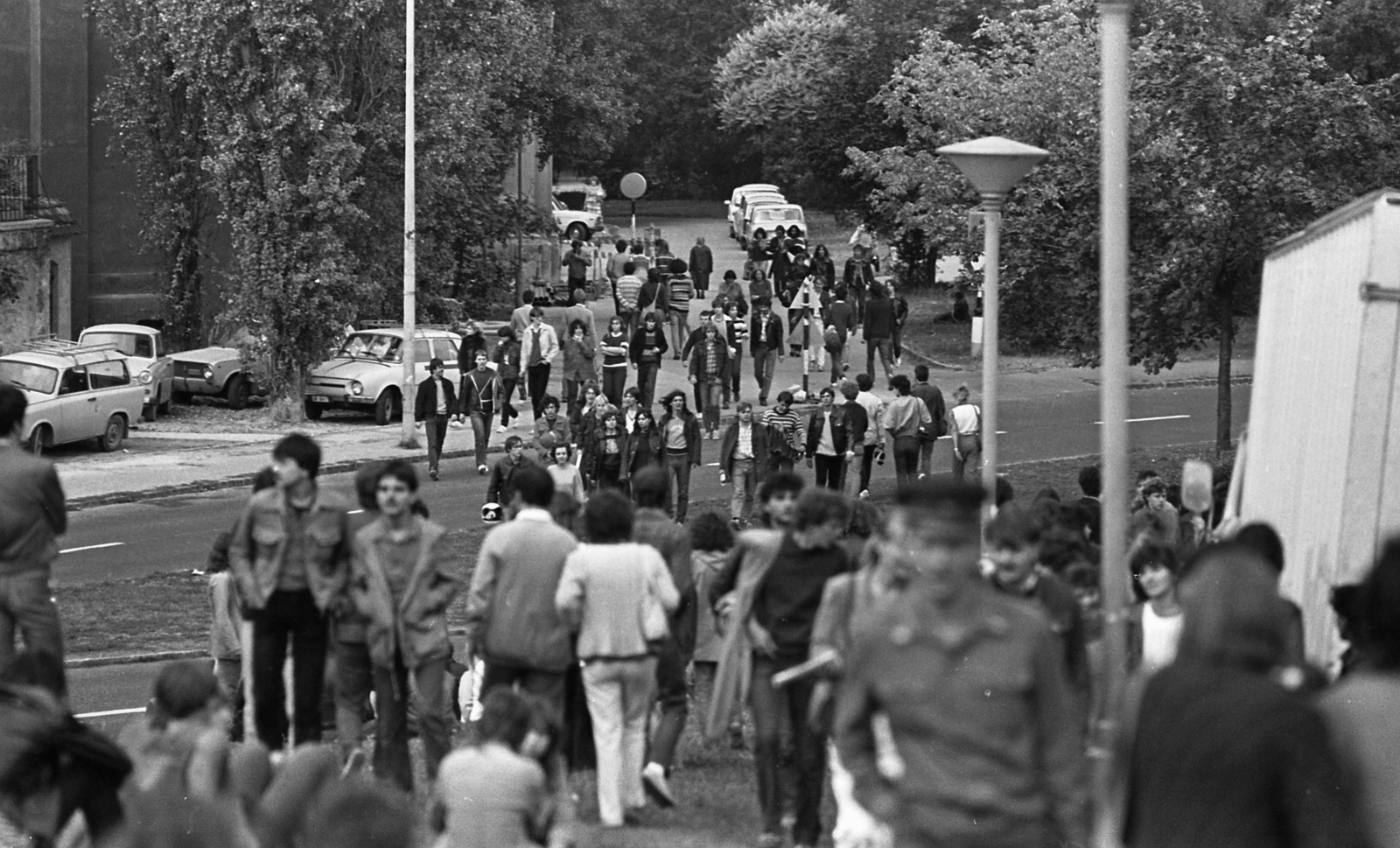 Hungary, Budapest I., Váralja utca a Döbrentei tér felé nézve. Előtérben az Apród utca, balra az Alexandriai Szent Katalin-templom. A Budai Ifjúsági Park parkbúcsúztató koncertjére igyekvő közönség., 1984, Urbán Tamás, Budapest, Fortepan #125541