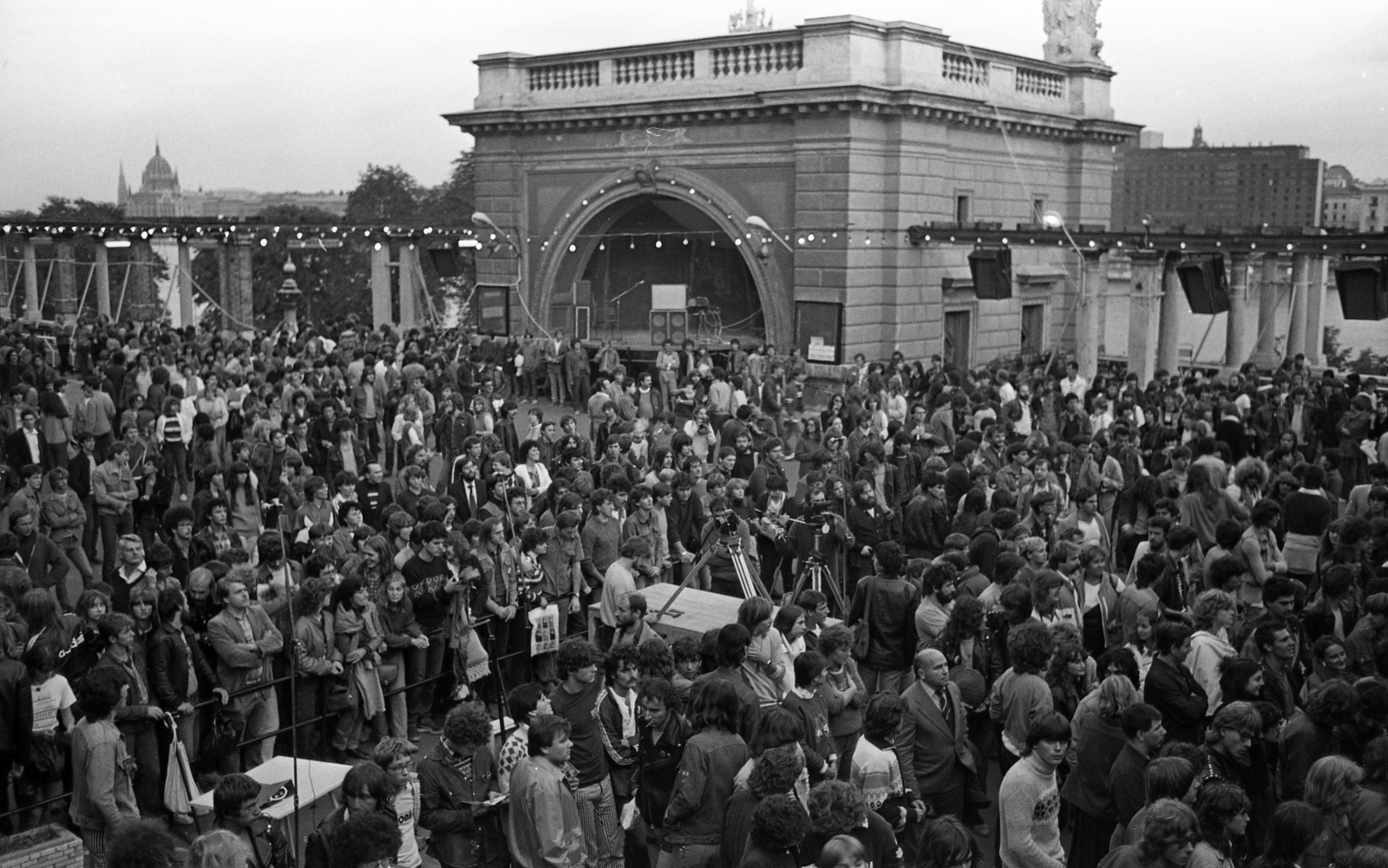 Hungary, Budapest I., Várkert Bazár, Budai Ifjúsági Park, a parkbúcsúztató koncert közönsége., 1984, Urbán Tamás, Budapest, Fortepan #125543