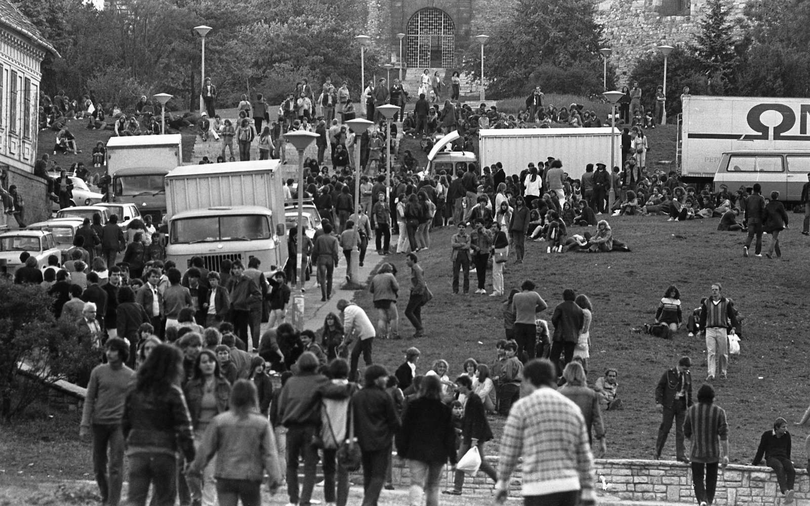 Hungary, Budapest I., Budai Vár, a Váralja utca és a Ferdinánd Kapuhoz vezető lépcső az Apród utcából nézve. Balra a Szarvas-ház. A Budai Ifjúsági Park parkbúcsúztató koncertjére igyekvő közönség., 1984, Urbán Tamás, Budapest, Fortepan #125546