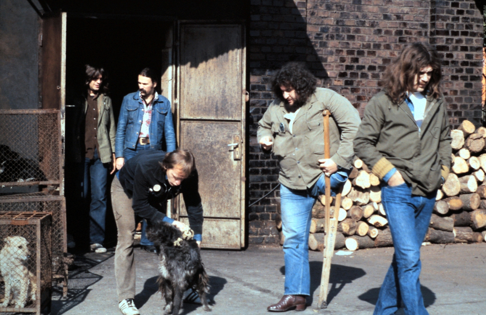 Hungary, a felvétel a Kopaszkutya című film forgatásakor készült. Középen Deák Bill Gyula, az ajtóban Földes László (Hobó) és Schuster Lóránt., 1980, Urbán Tamás, filming, colorful, dog, pen, crutch, standing in door, Fortepan #125559