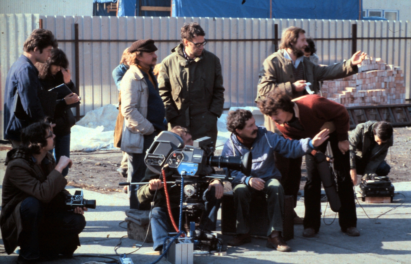 Hungary, a felvétel a Kopaszkutya című film forgatásakor készült. Szemben, középen, szemüveggel Szomjas György rendező., 1980, Urbán Tamás, colorful, Fortepan #125560