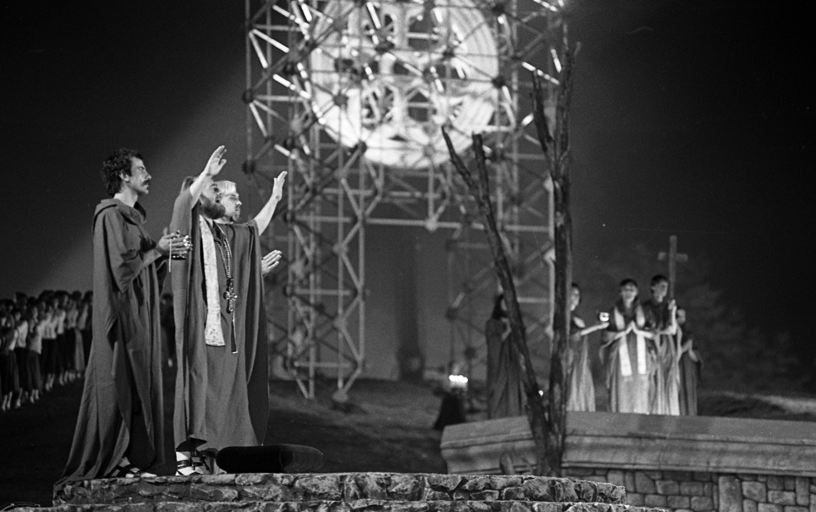 Hungary, Budapest XIV., Királydomb. Szörényi Levente - Bródy János: István, a király című rockopera bemutatója és filmfelvétele 1983. augusztus 18-án, rendező Koltai Gábor. Balra középen Asztrik szerepében Victor Máté., 1983, Urbán Tamás, Budapest, premiere, rock opera, Fortepan #125563