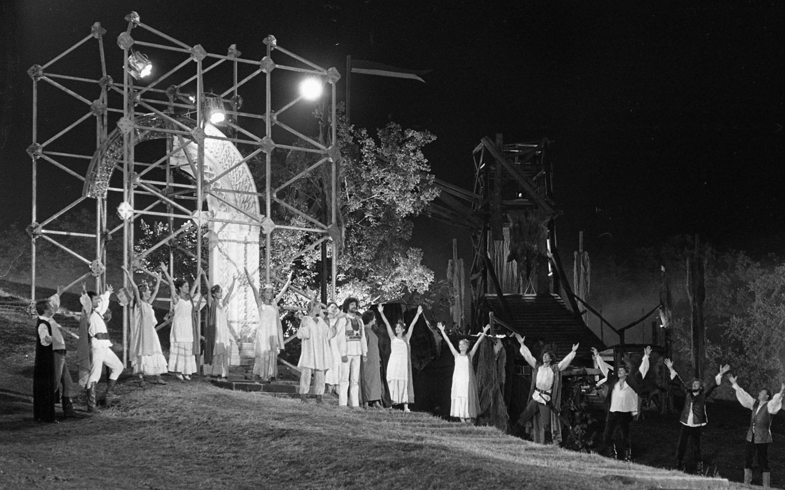 Hungary, Budapest XIV., Királydomb. Szörényi Levente - Bródy János: István, a király című rockopera bemutatója és filmfelvétele 1983. augusztus 18-án, rendező Koltai Gábor. Középen István szerepében Pelsőczy László, Sarolt szerepében Berek Kati., 1983, Urbán Tamás, Budapest, premiere, rock opera, Fortepan #125565