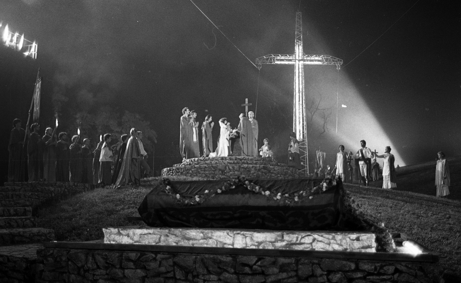 Hungary, Budapest XIV., Királydomb. Szörényi Levente - Bródy János: István, a király című rockopera bemutatója és filmfelvétele 1983. augusztus 18-án, rendező Koltai Gábor., 1983, Urbán Tamás, cross, Budapest, premiere, rock opera, Fortepan #125567