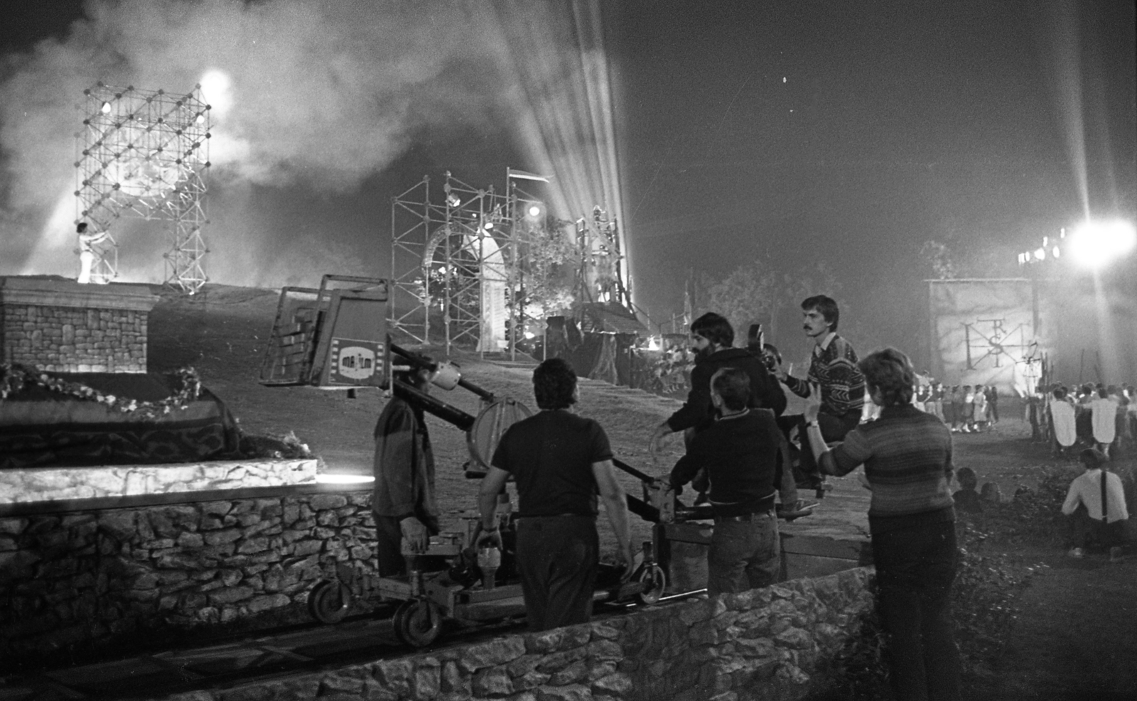 Hungary, Budapest XIV., Királydomb. Szörényi Levente - Bródy János: István, a király című rockopera bemutatója és filmfelvétele 1983. augusztus 18-án, rendező Koltai Gábor., 1983, Urbán Tamás, filming, movie camera, Budapest, premiere, rock opera, Fortepan #125569